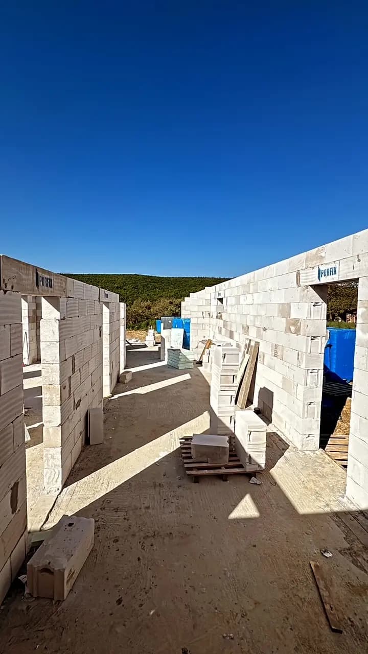 Moderná kancelária v minimalistickom štýle s elegantnými pracovnými stolmi a prírodnými materiálmi.