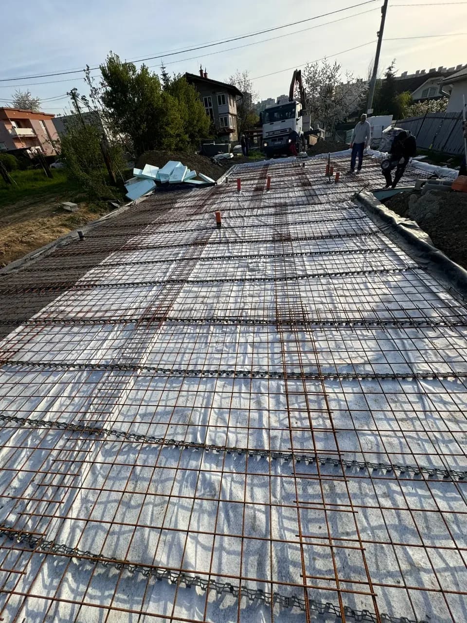 Moderná kancelária v minimalistickom štýle s elegantnými pracovnými stolmi a prírodnými materiálmi.