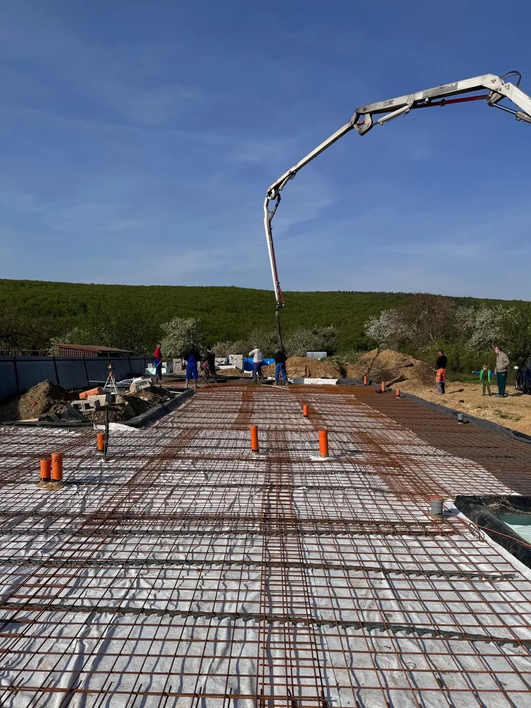 Moderná kancelária v minimalistickom štýle s elegantnými pracovnými stolmi a prírodnými materiálmi.