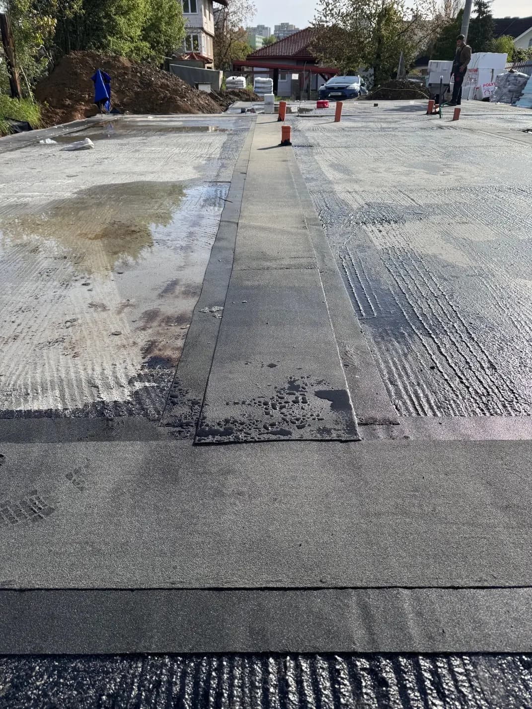 Moderná kancelária v minimalistickom štýle s elegantnými pracovnými stolmi a prírodnými materiálmi.