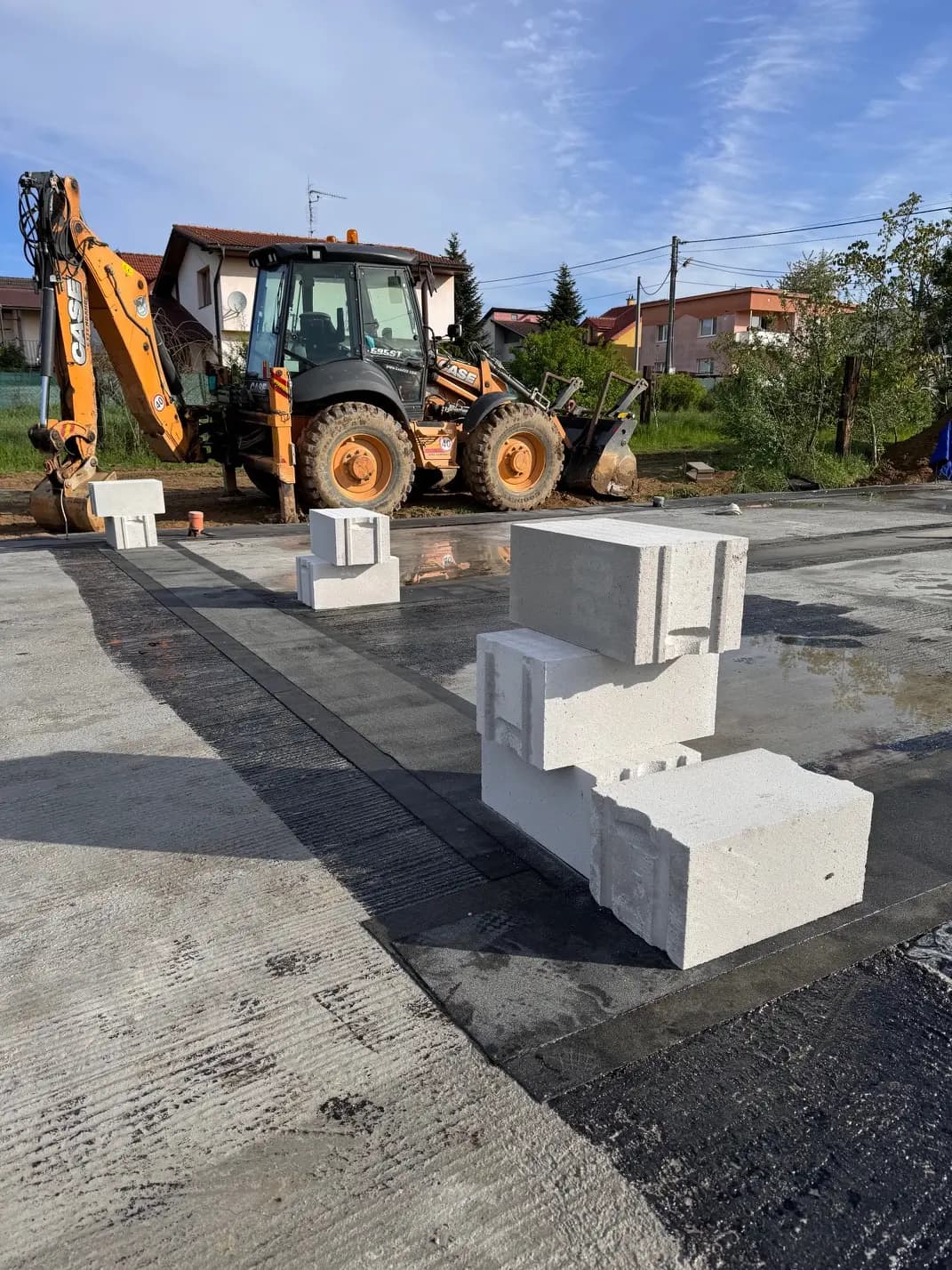 Moderná kancelária v minimalistickom štýle s elegantnými pracovnými stolmi a prírodnými materiálmi.