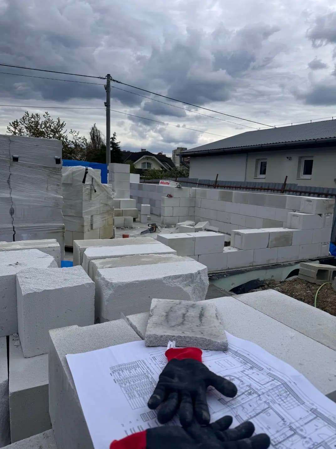 Moderná kancelária v minimalistickom štýle s elegantnými pracovnými stolmi a prírodnými materiálmi.