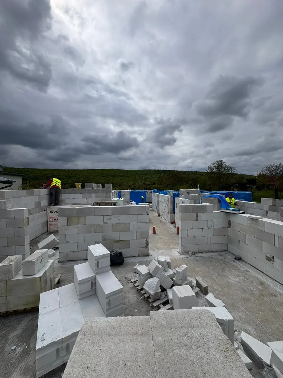 Moderná kancelária v minimalistickom štýle s elegantnými pracovnými stolmi a prírodnými materiálmi.