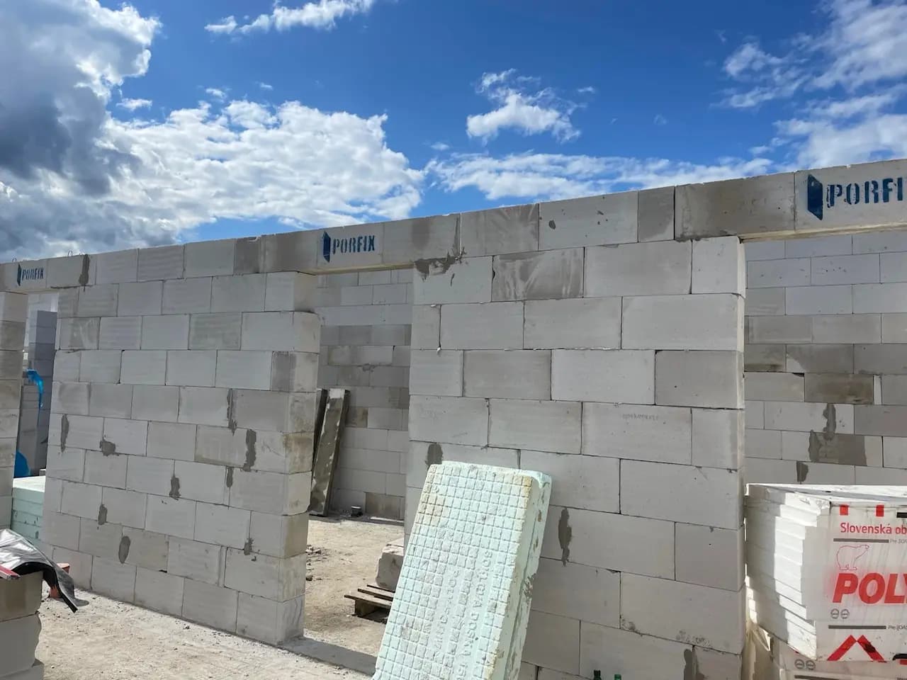 Moderná kancelária v minimalistickom štýle s elegantnými pracovnými stolmi a prírodnými materiálmi.