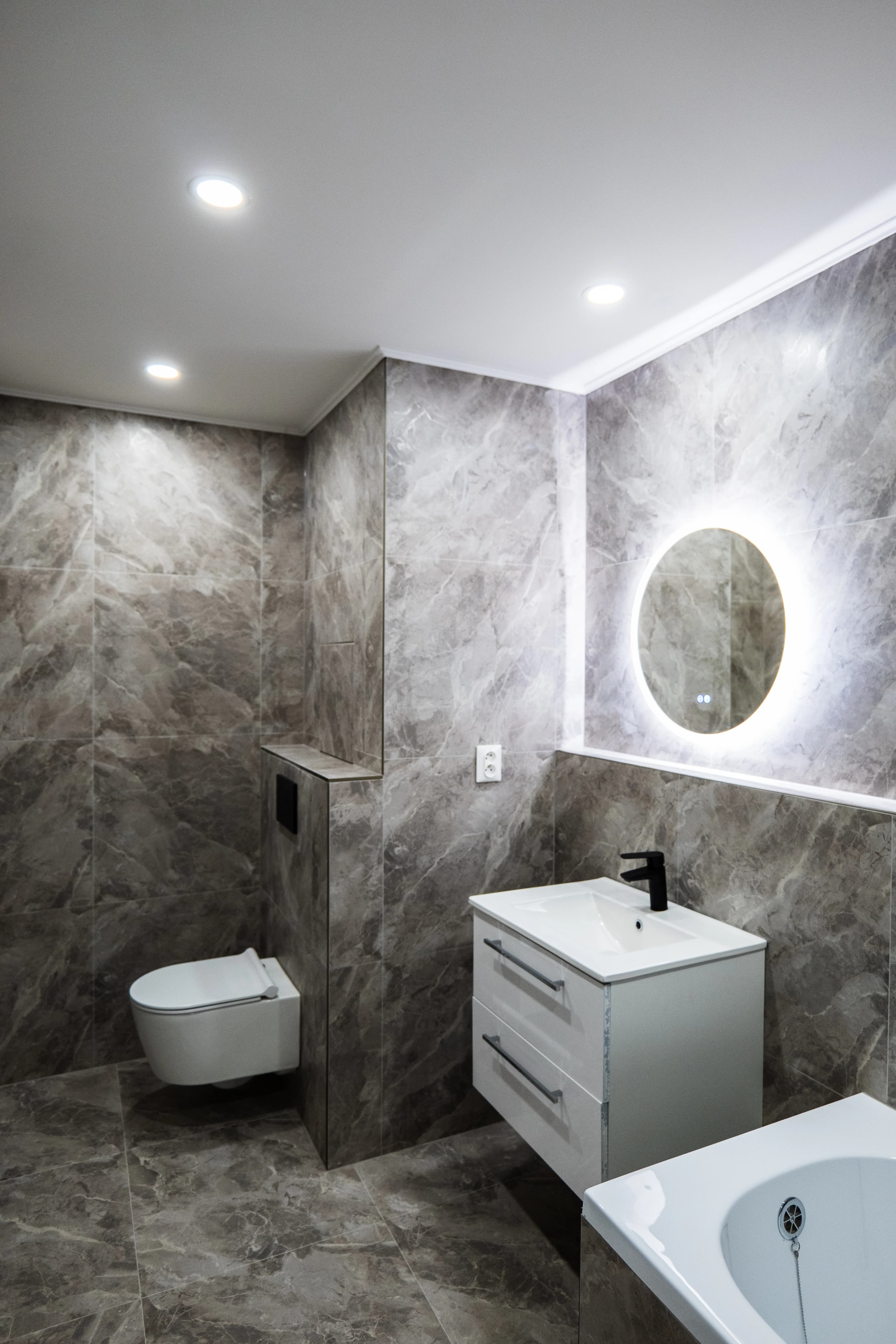 Moderná kancelária v minimalistickom štýle s elegantnými pracovnými stolmi a prírodnými materiálmi.