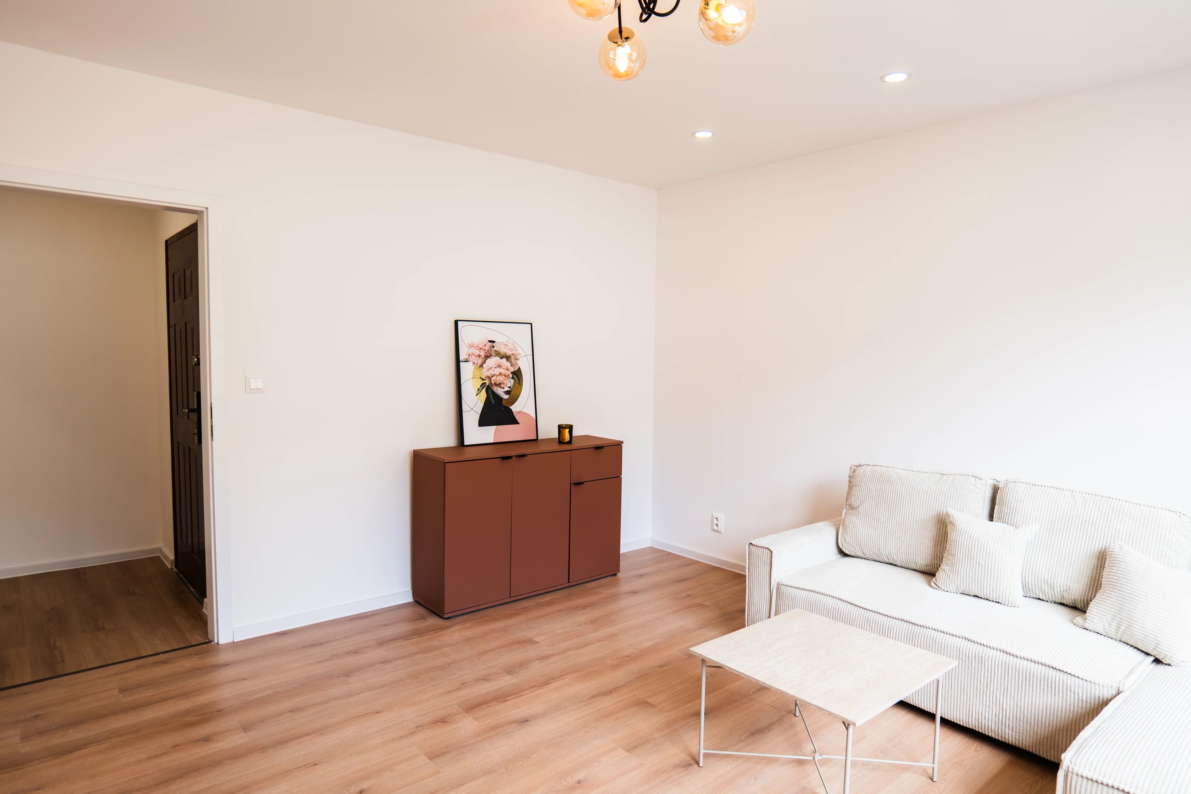 Moderná kancelária v minimalistickom štýle s elegantnými pracovnými stolmi a prírodnými materiálmi.