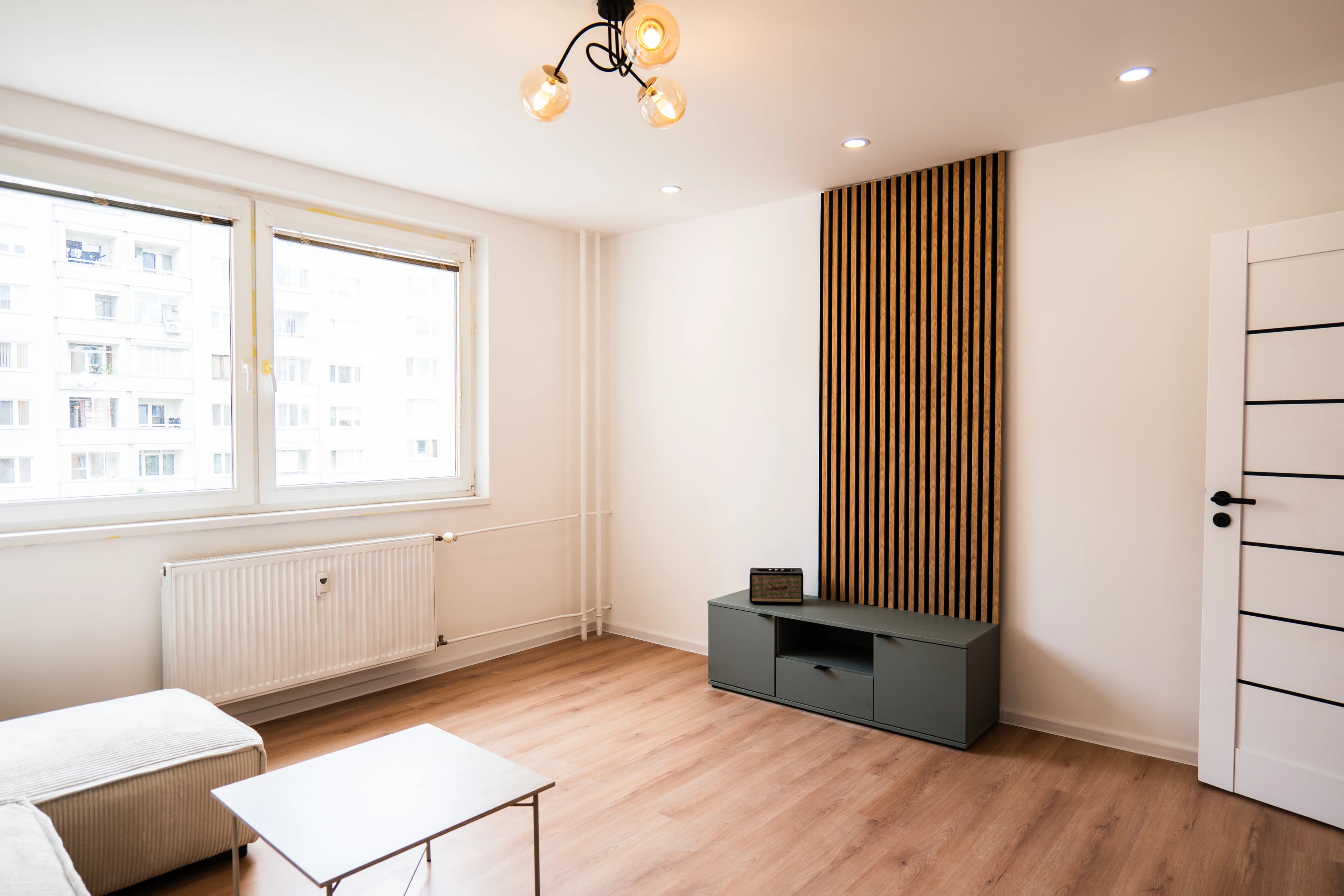 Moderná kancelária v minimalistickom štýle s elegantnými pracovnými stolmi a prírodnými materiálmi.