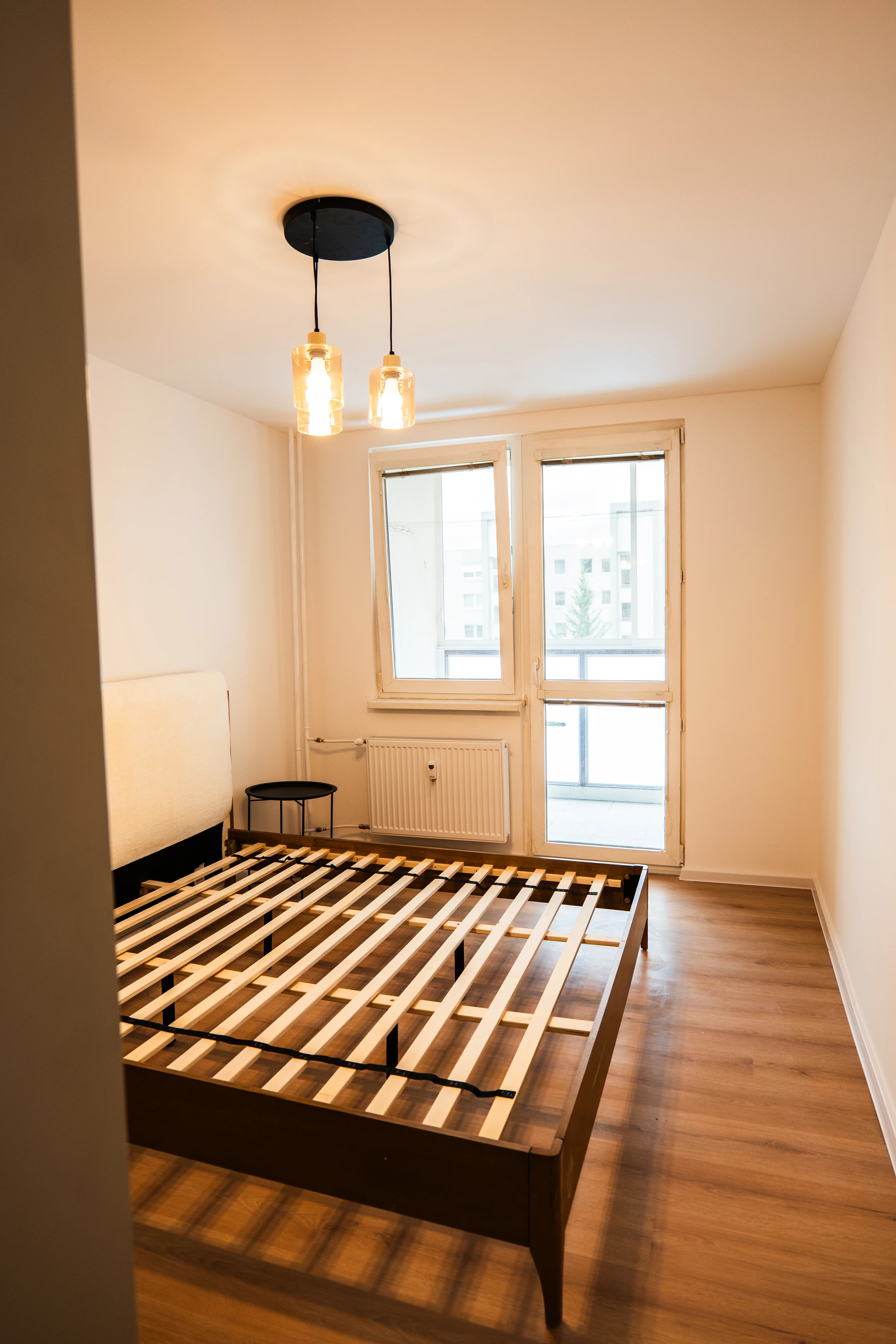 Moderná kancelária v minimalistickom štýle s elegantnými pracovnými stolmi a prírodnými materiálmi.