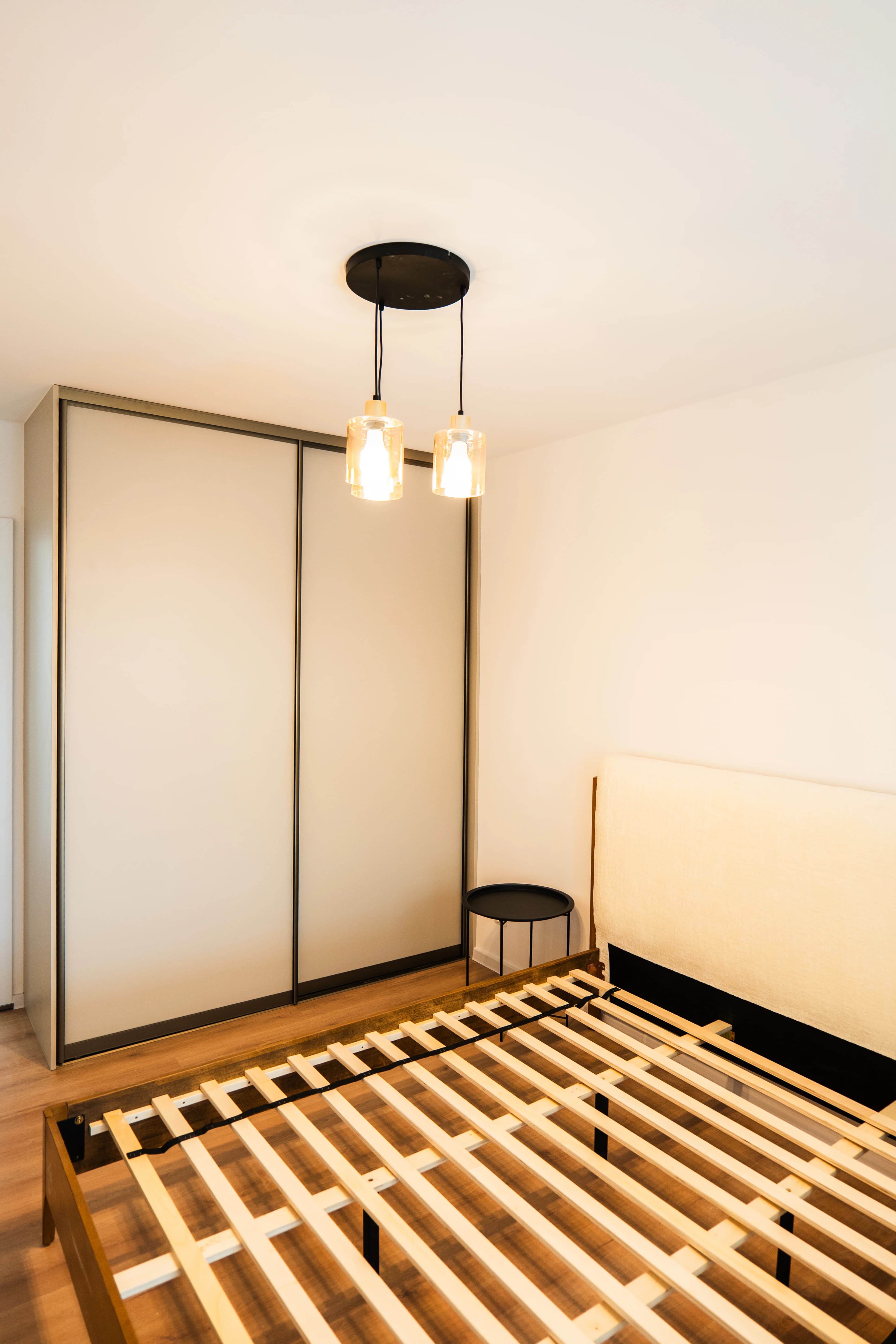 Moderná kancelária v minimalistickom štýle s elegantnými pracovnými stolmi a prírodnými materiálmi.