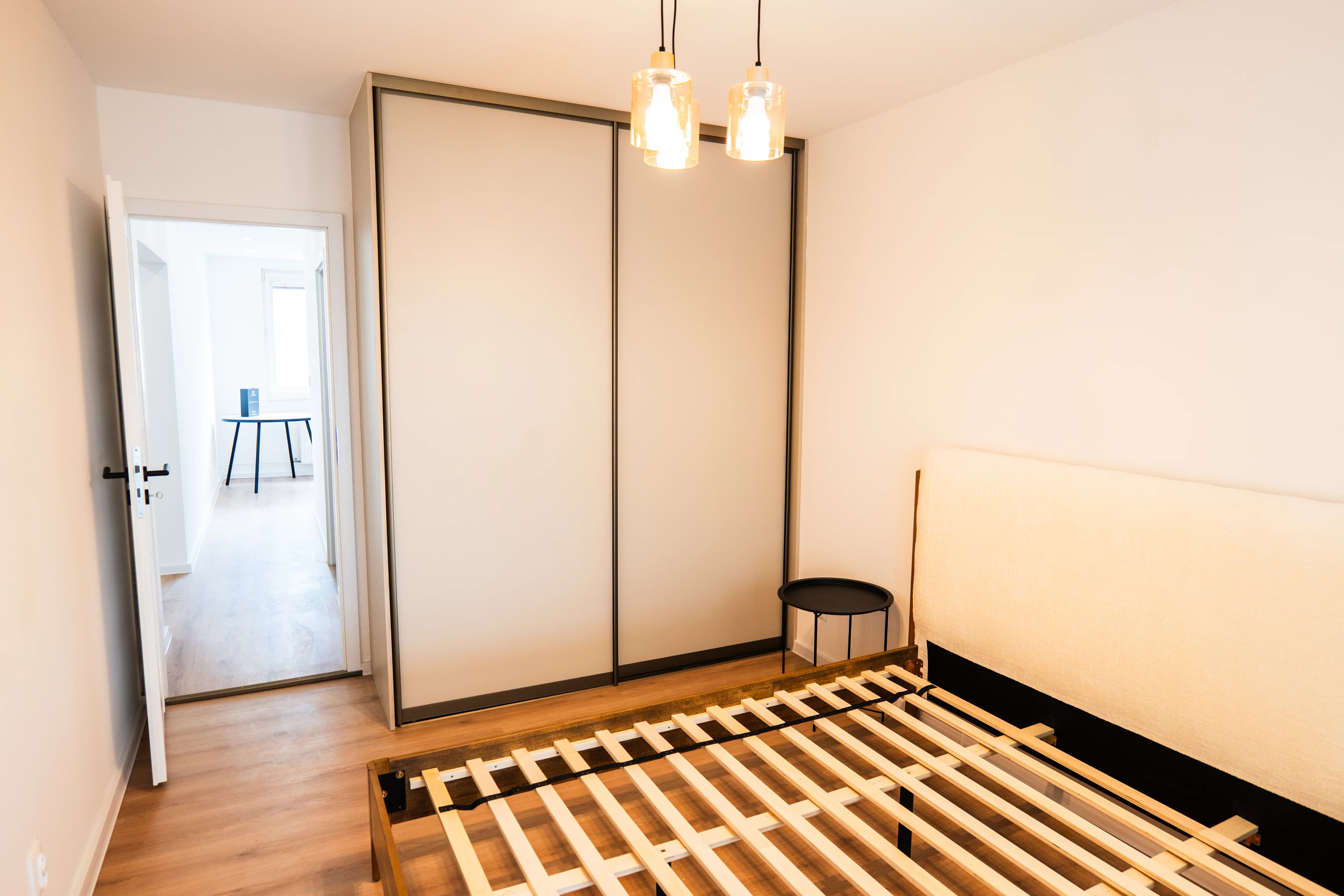 Moderná kancelária v minimalistickom štýle s elegantnými pracovnými stolmi a prírodnými materiálmi.