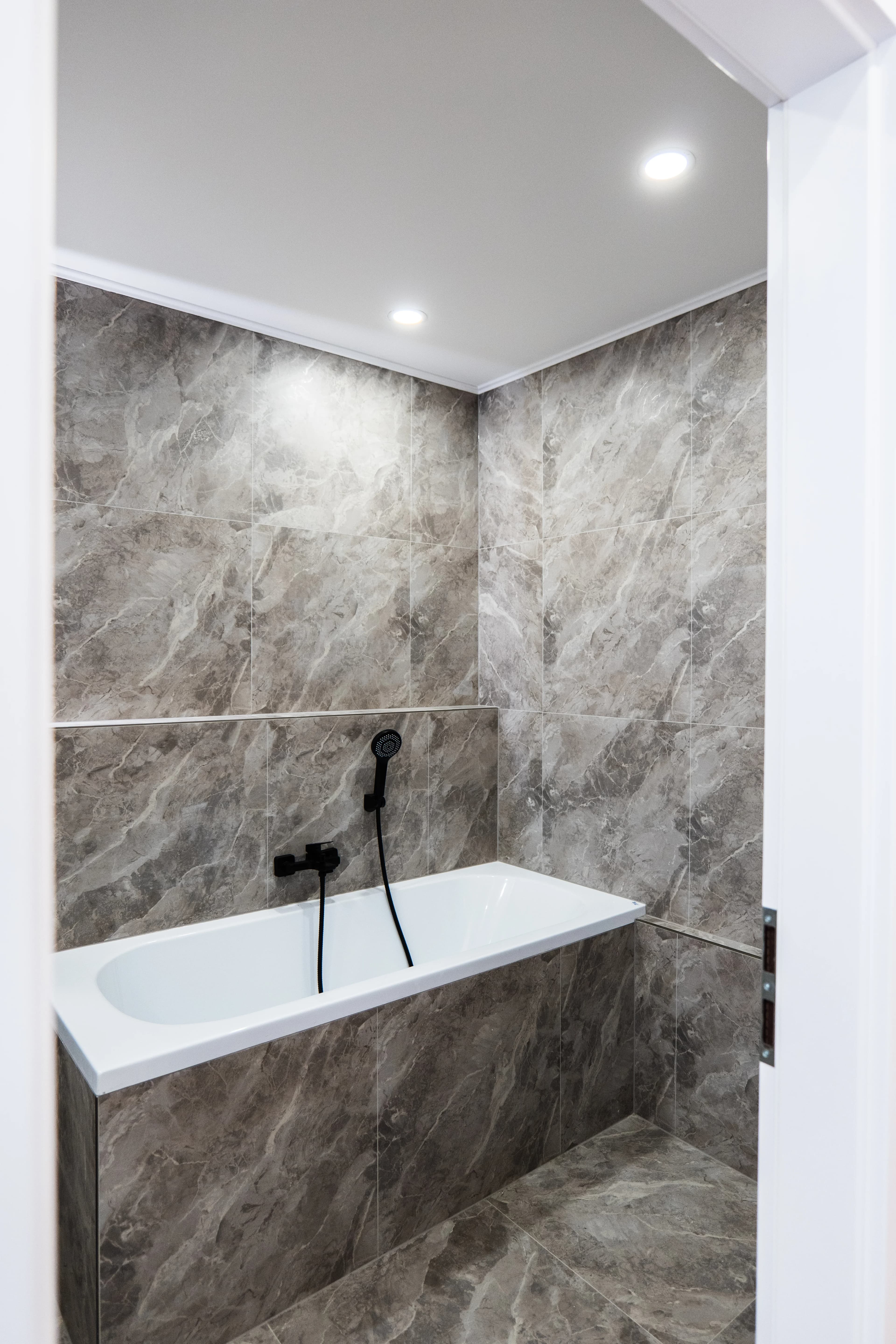 Moderná kancelária v minimalistickom štýle s elegantnými pracovnými stolmi a prírodnými materiálmi.