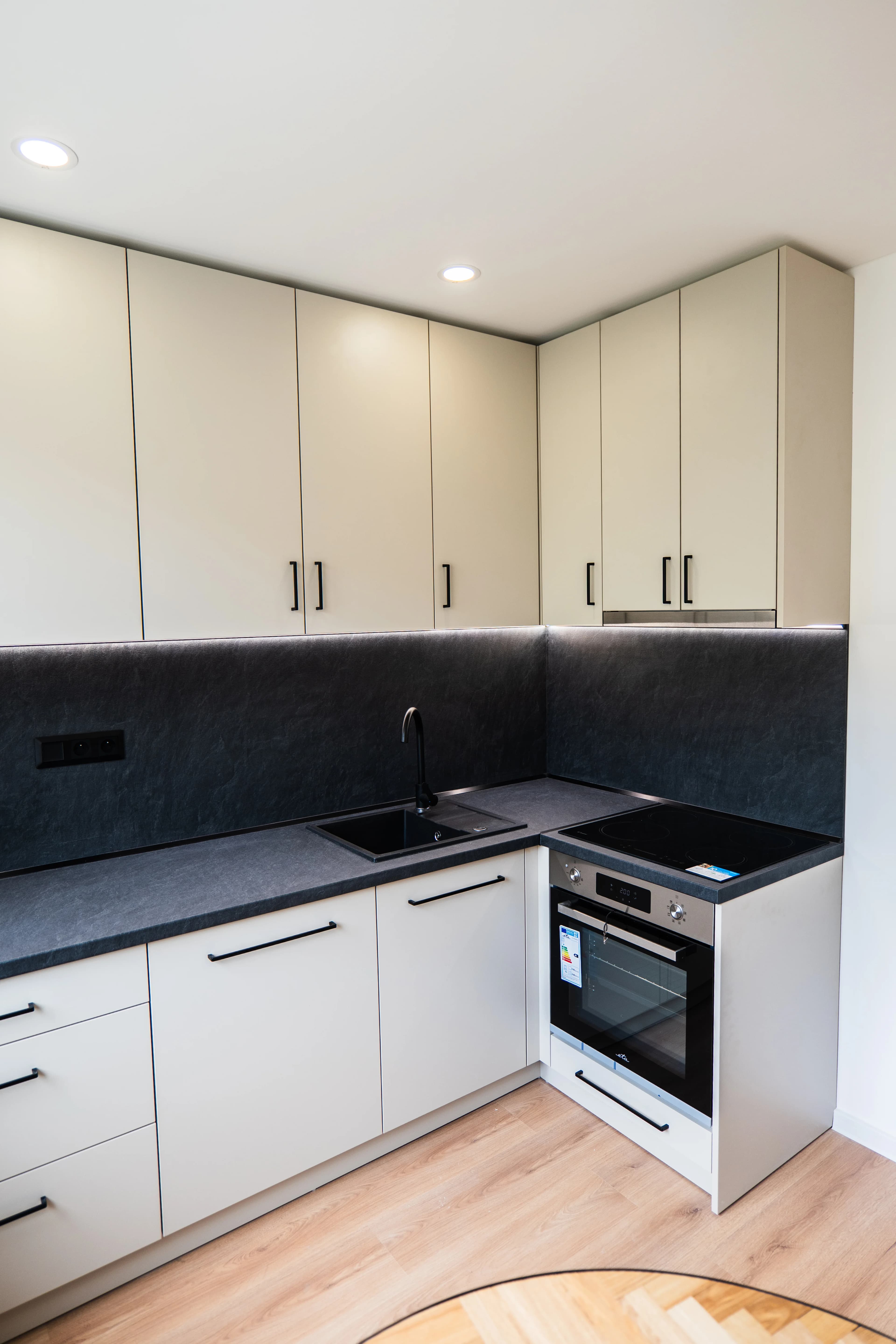 Moderná kancelária v minimalistickom štýle s elegantnými pracovnými stolmi a prírodnými materiálmi.