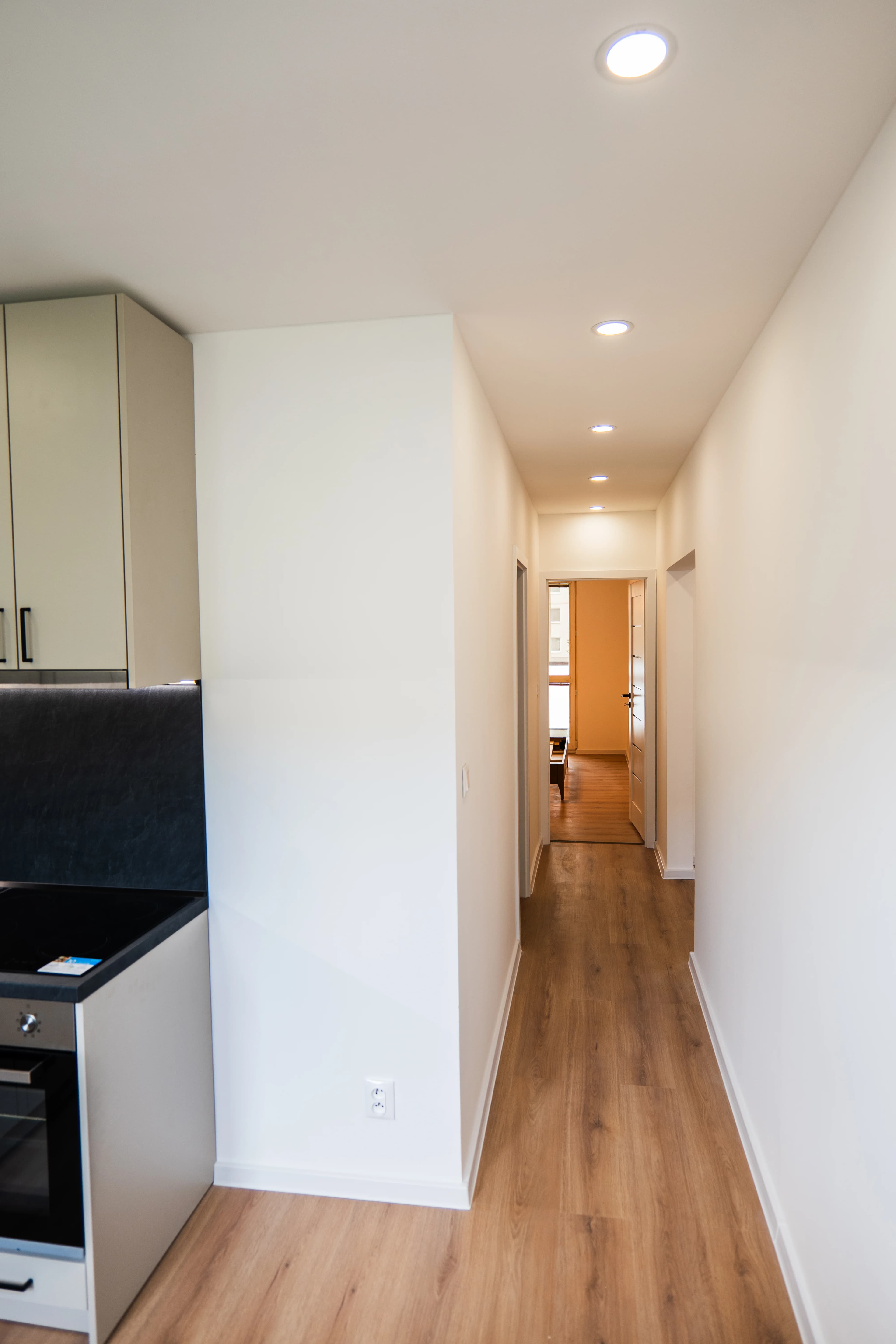 Moderná kancelária v minimalistickom štýle s elegantnými pracovnými stolmi a prírodnými materiálmi.