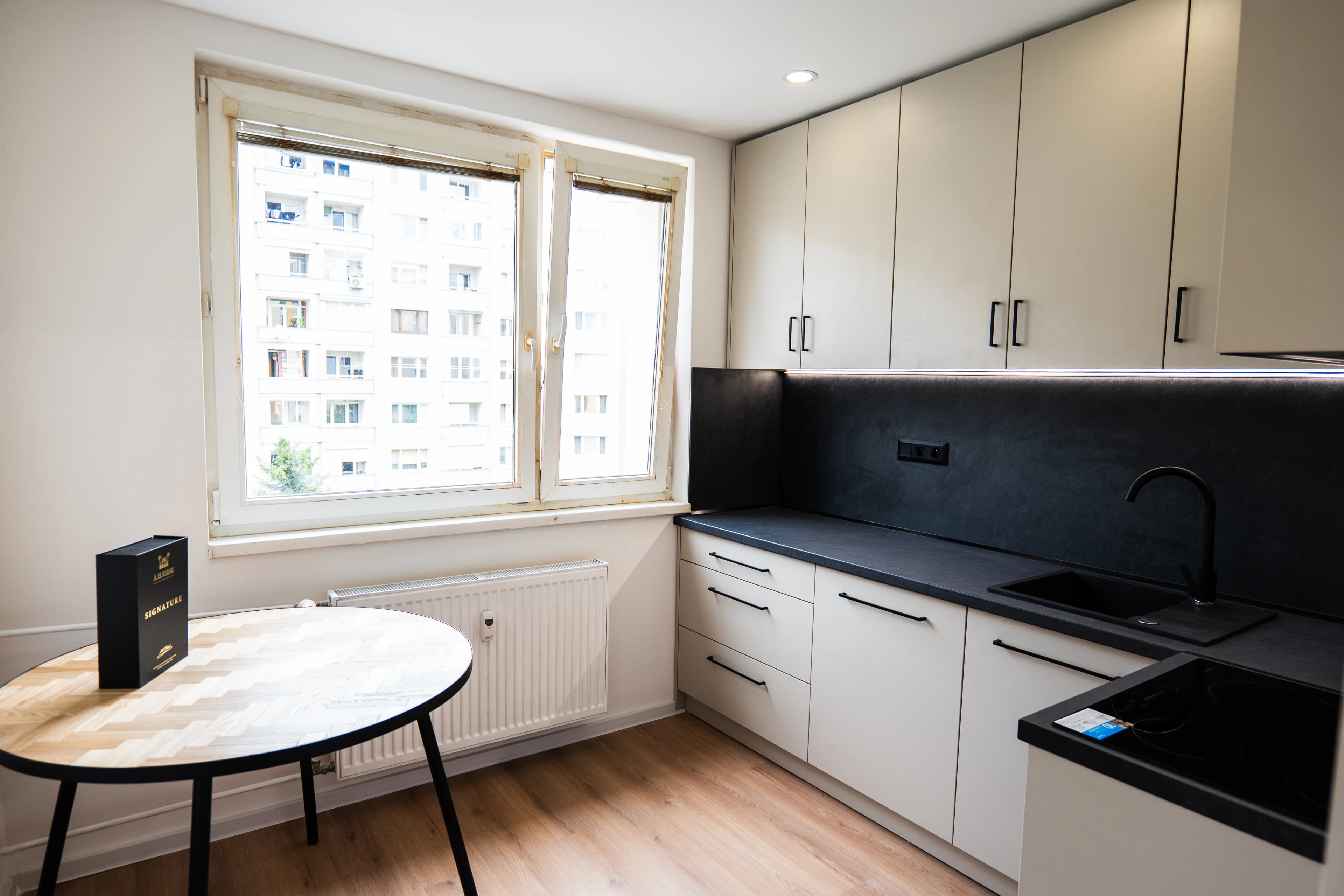 Moderná kancelária v minimalistickom štýle s elegantnými pracovnými stolmi a prírodnými materiálmi.