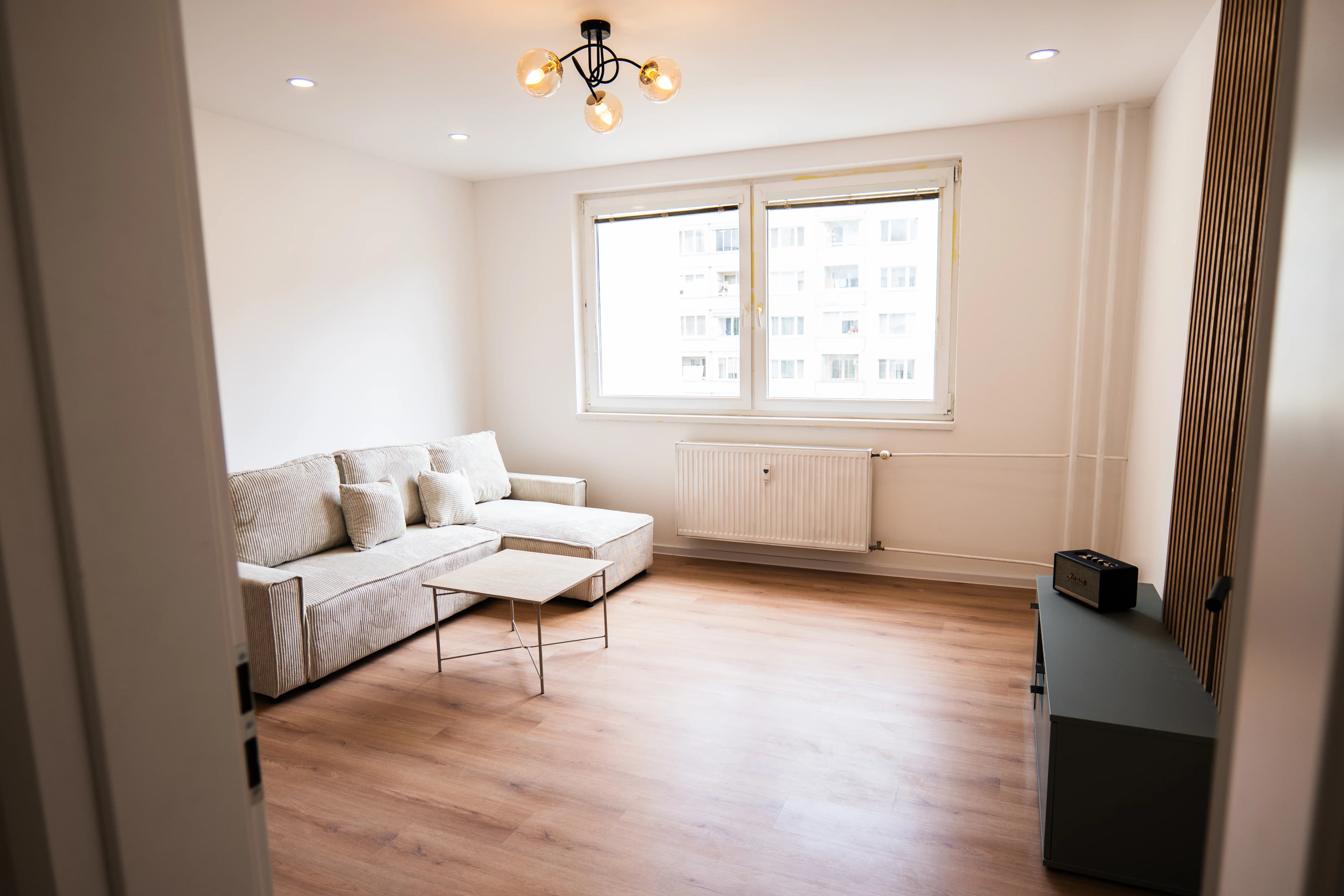 Moderná kancelária v minimalistickom štýle s elegantnými pracovnými stolmi a prírodnými materiálmi.