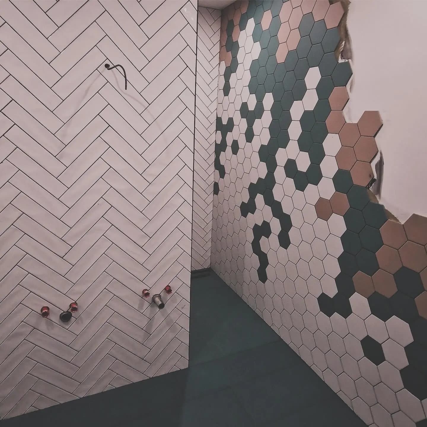 Moderná kancelária v minimalistickom štýle s elegantnými pracovnými stolmi a prírodnými materiálmi.