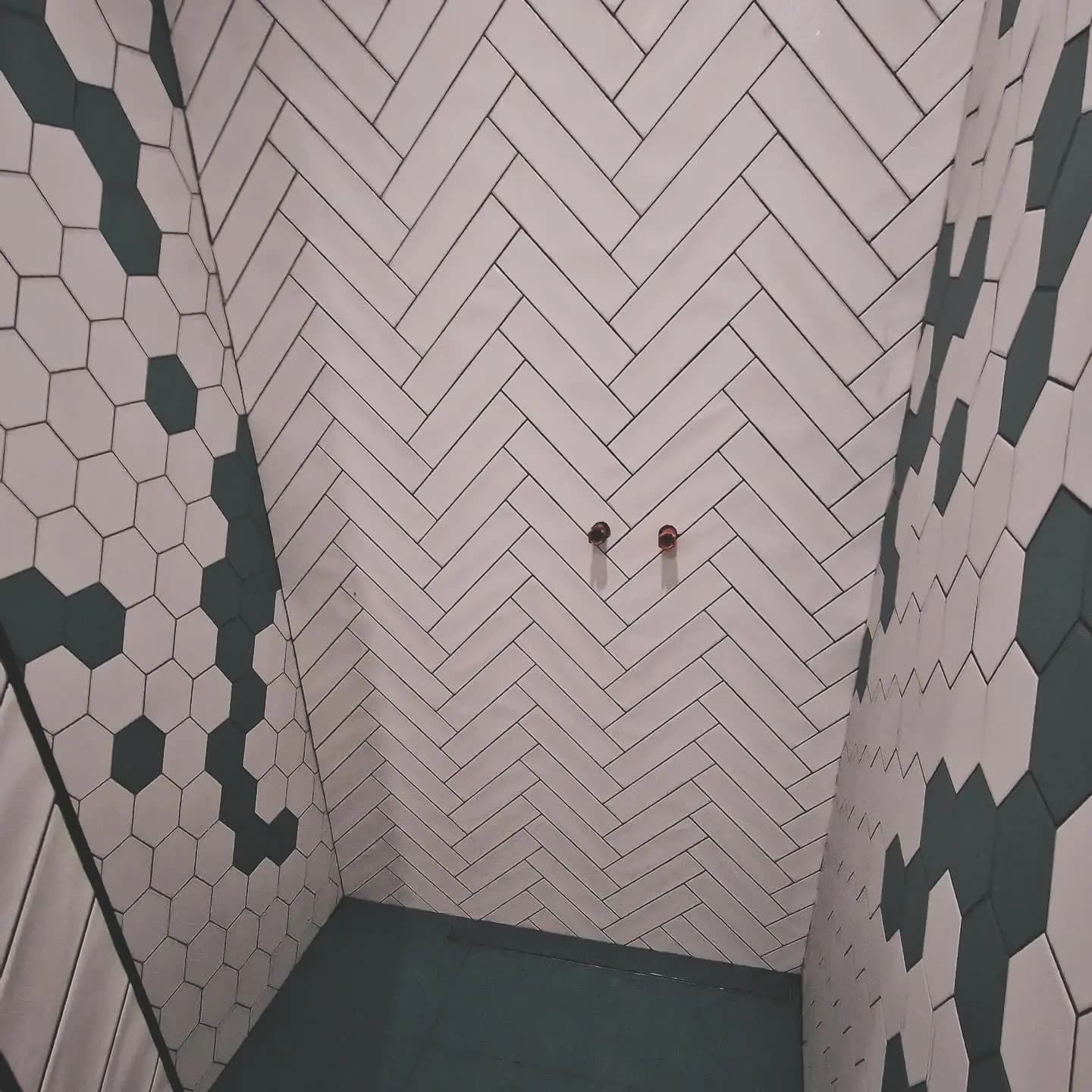 Moderná kancelária v minimalistickom štýle s elegantnými pracovnými stolmi a prírodnými materiálmi.