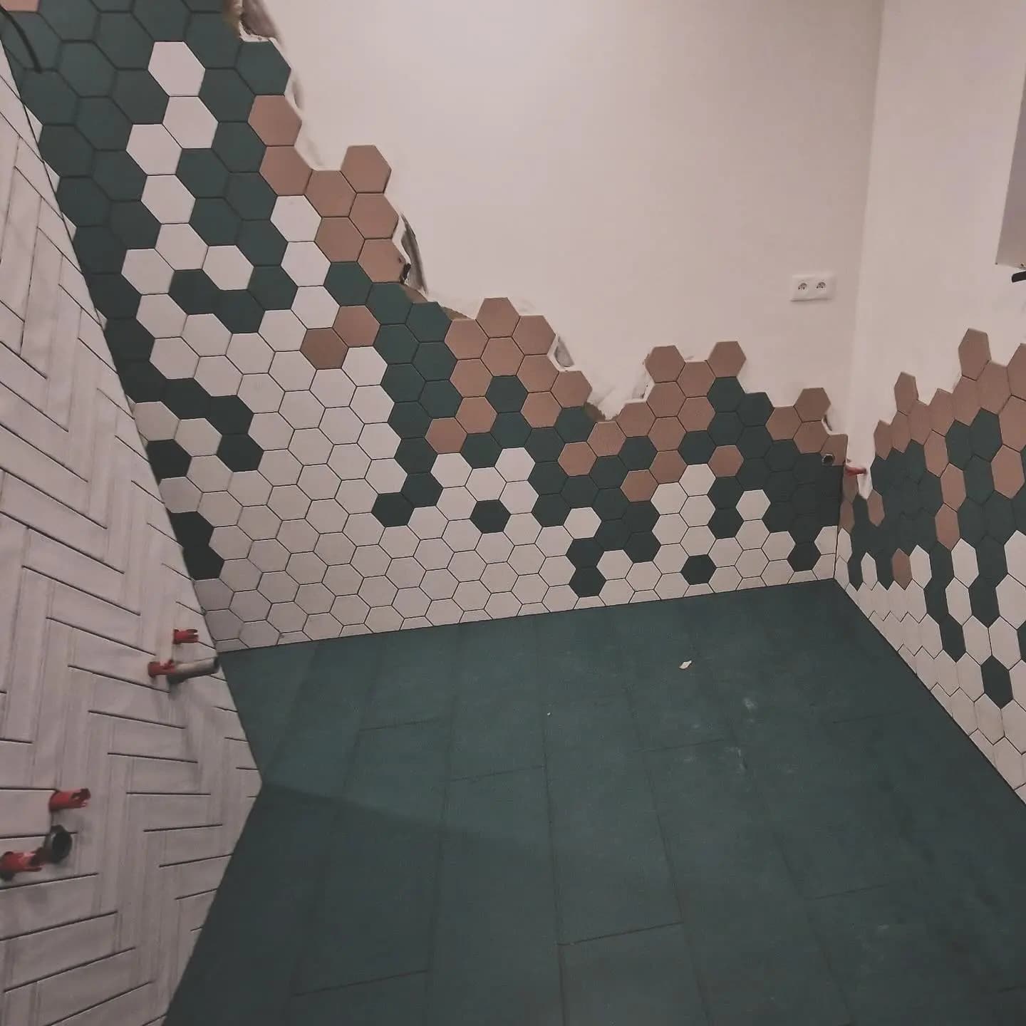 Moderná kancelária v minimalistickom štýle s elegantnými pracovnými stolmi a prírodnými materiálmi.