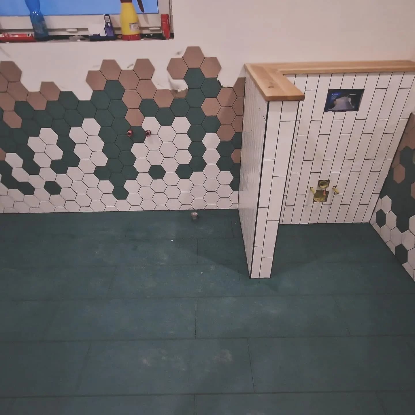 Moderná kancelária v minimalistickom štýle s elegantnými pracovnými stolmi a prírodnými materiálmi.