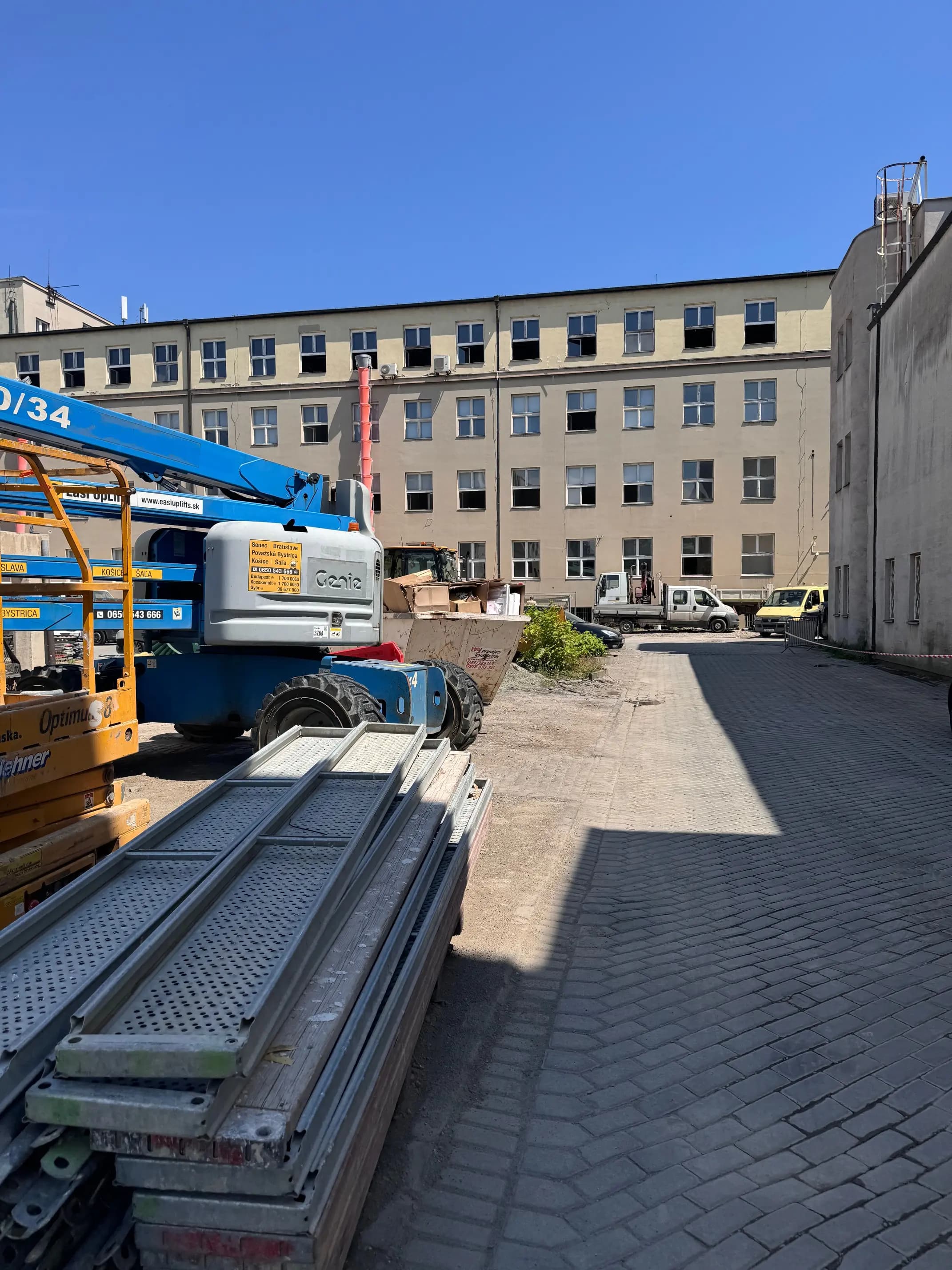 Moderná kancelária v minimalistickom štýle s elegantnými pracovnými stolmi a prírodnými materiálmi.