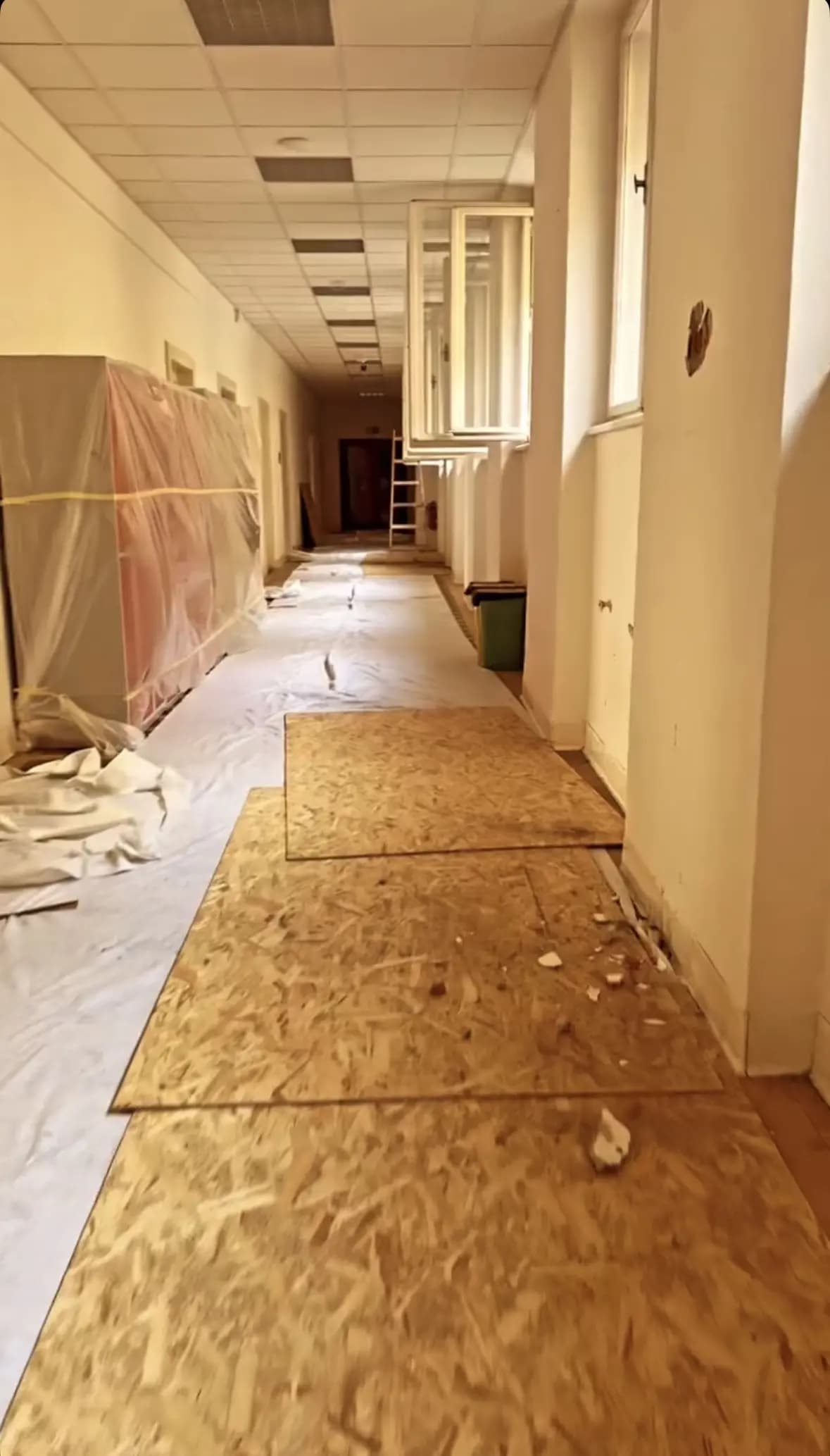 Moderná kancelária v minimalistickom štýle s elegantnými pracovnými stolmi a prírodnými materiálmi.