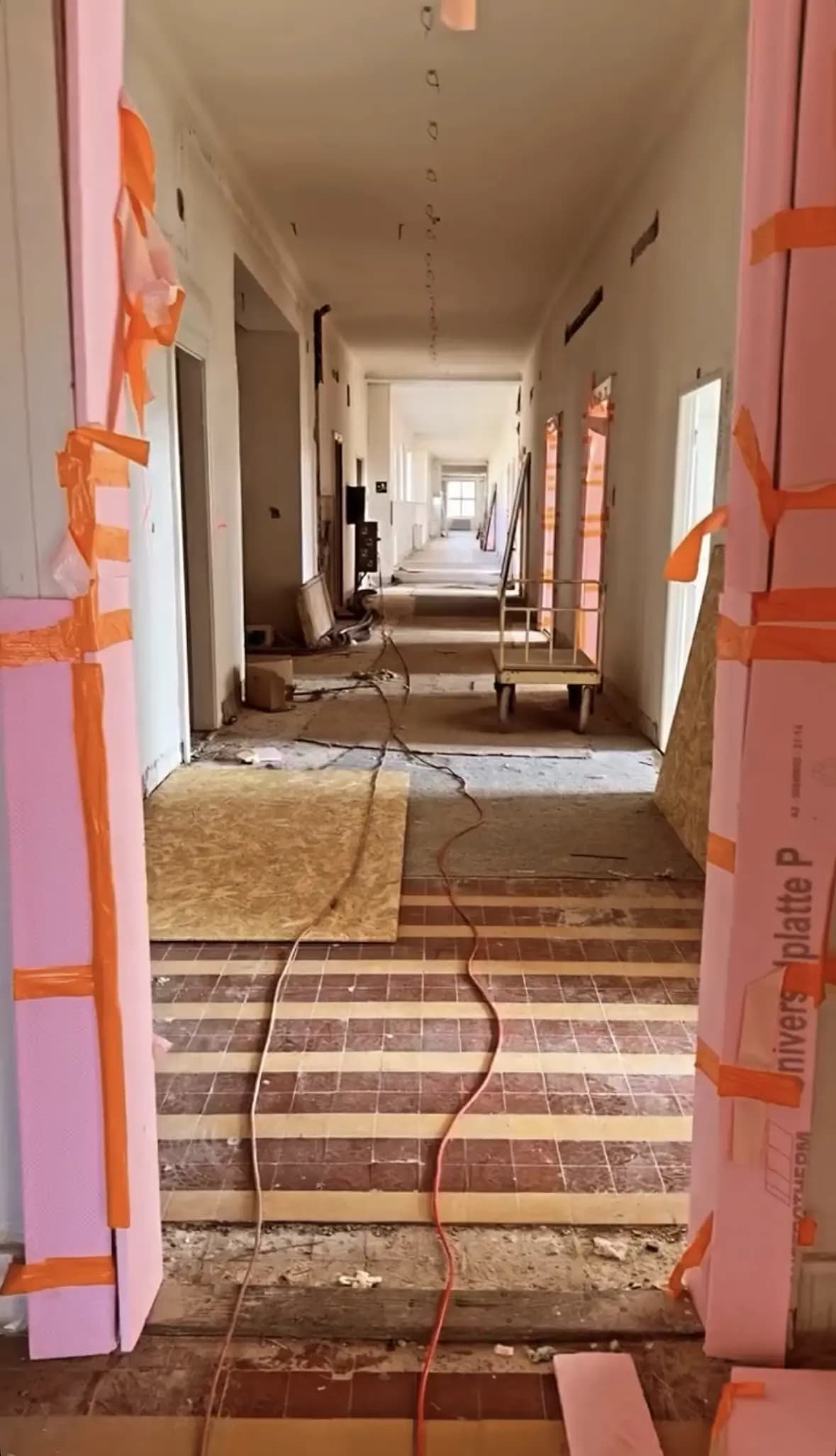 Moderná kancelária v minimalistickom štýle s elegantnými pracovnými stolmi a prírodnými materiálmi.