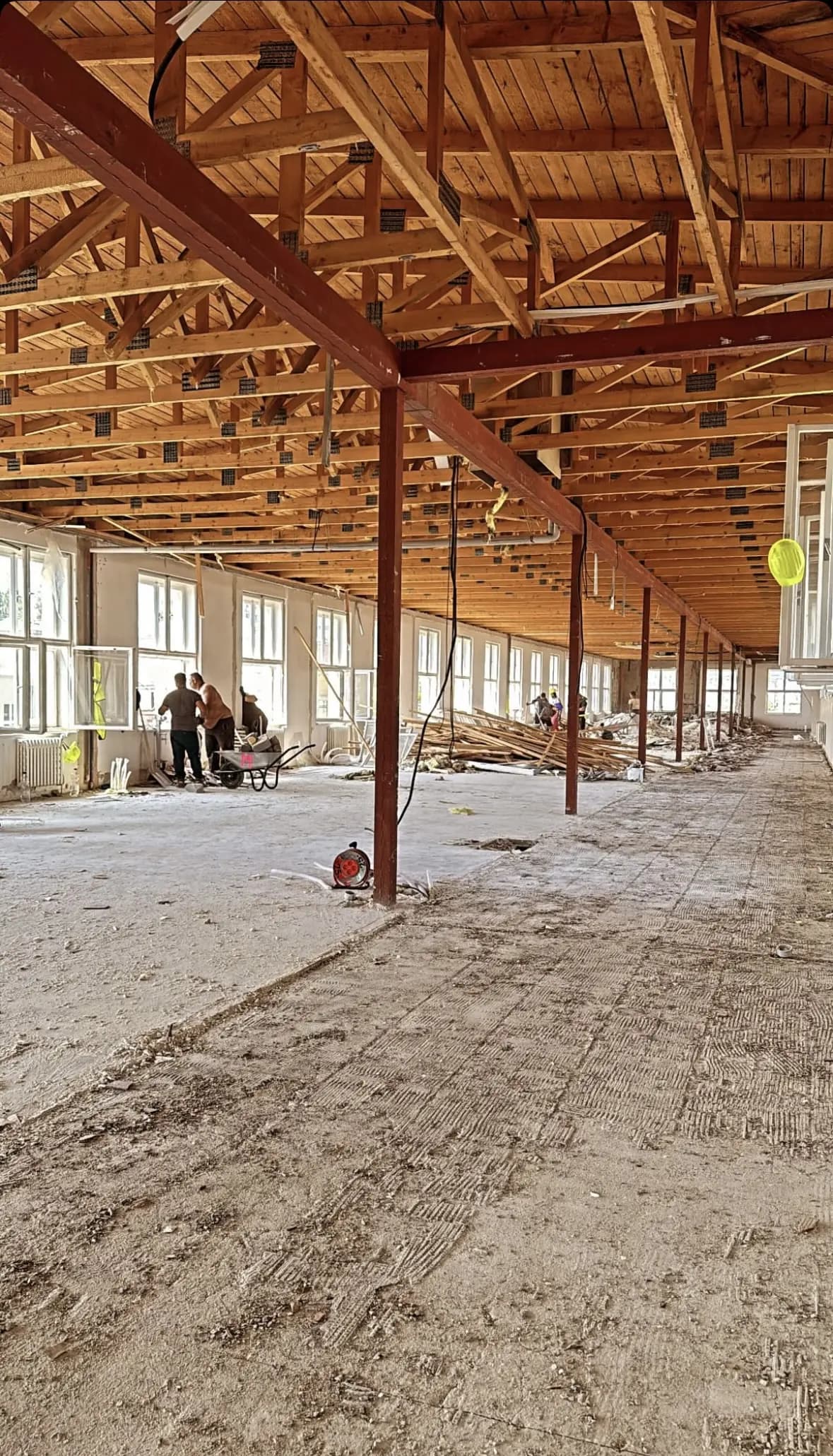 Moderná kancelária v minimalistickom štýle s elegantnými pracovnými stolmi a prírodnými materiálmi.