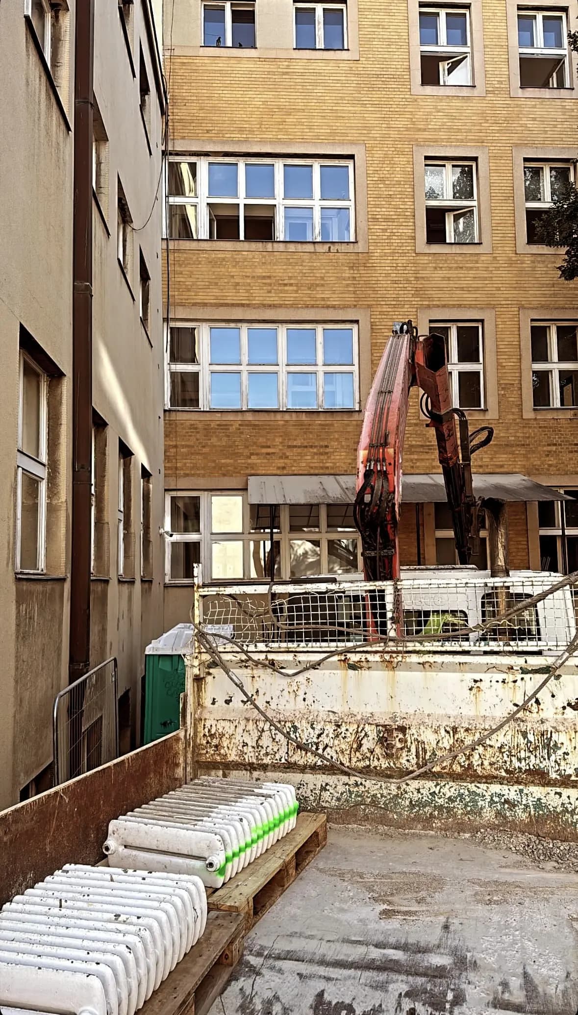 Moderná kancelária v minimalistickom štýle s elegantnými pracovnými stolmi a prírodnými materiálmi.