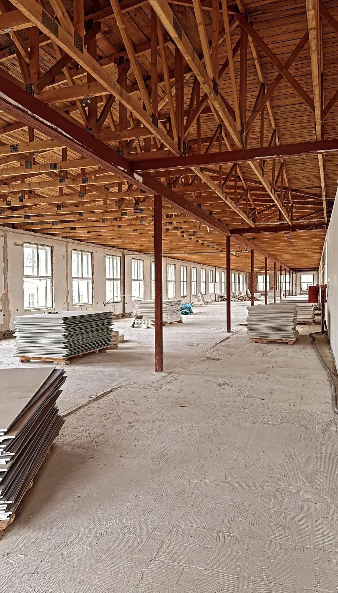 Moderná kancelária v minimalistickom štýle s elegantnými pracovnými stolmi a prírodnými materiálmi.