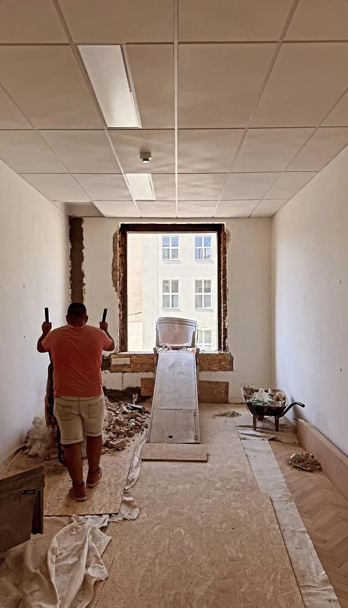 Moderná kancelária v minimalistickom štýle s elegantnými pracovnými stolmi a prírodnými materiálmi.