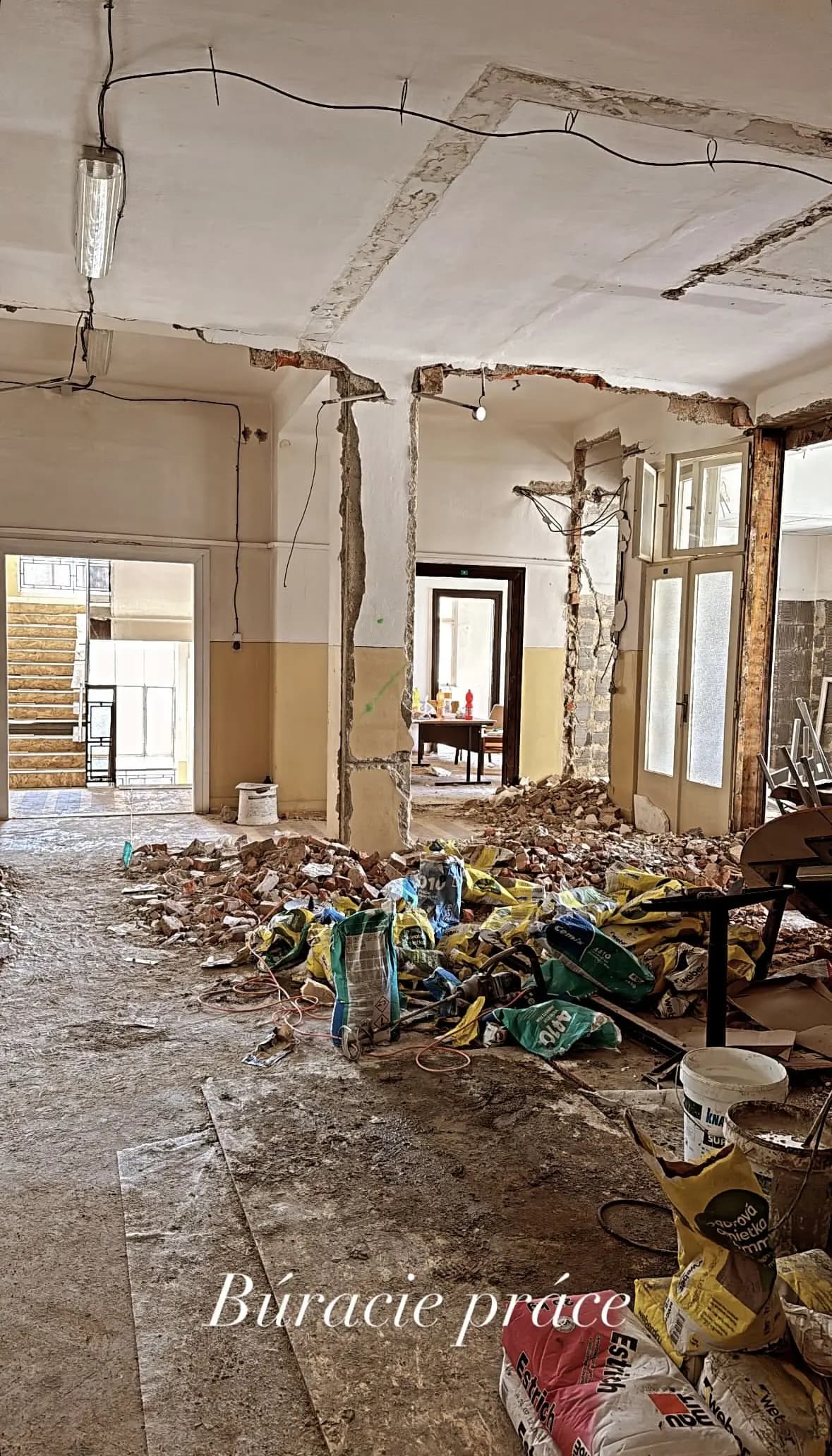 Moderná kancelária v minimalistickom štýle s elegantnými pracovnými stolmi a prírodnými materiálmi.