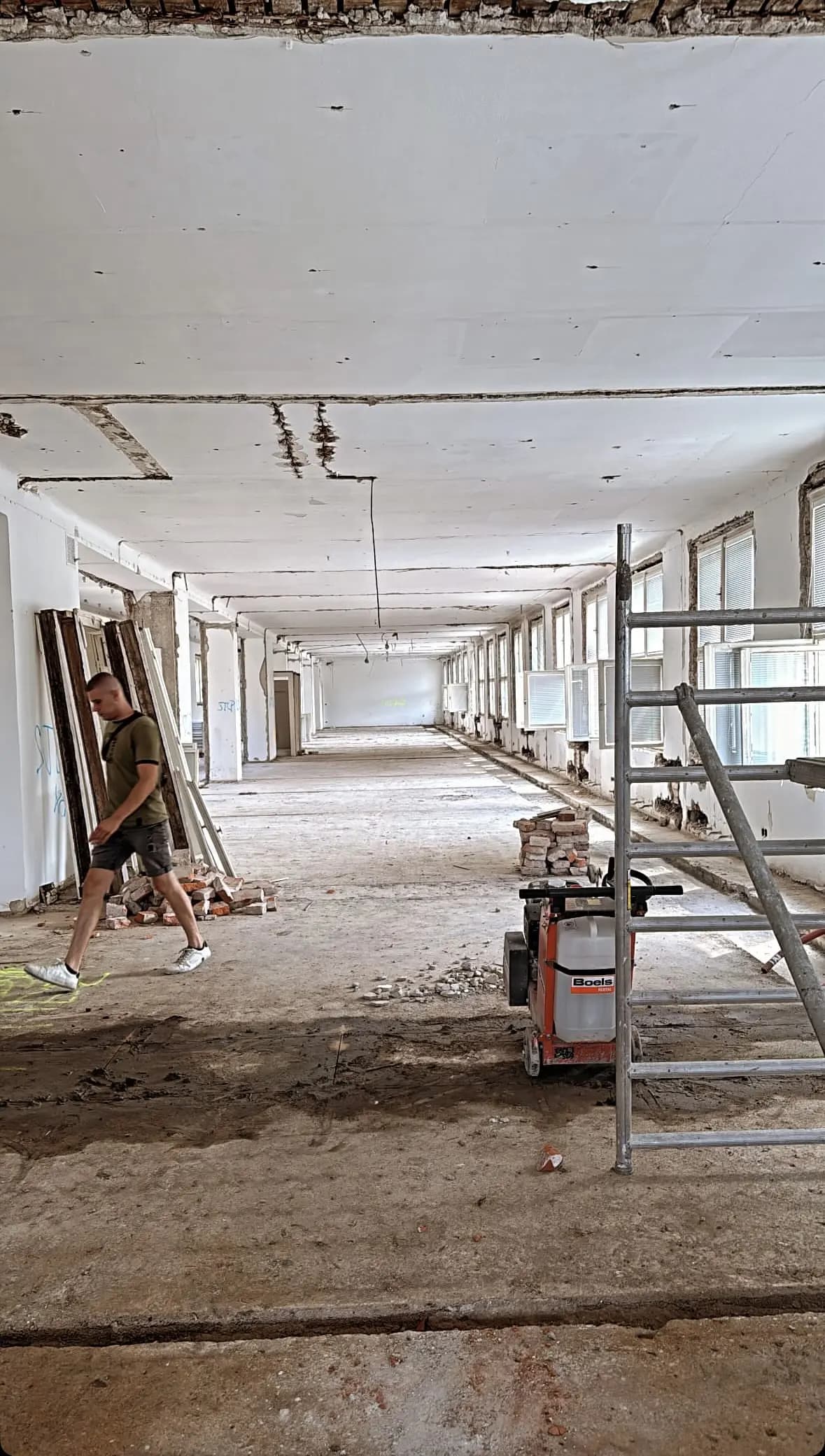 Moderná kancelária v minimalistickom štýle s elegantnými pracovnými stolmi a prírodnými materiálmi.