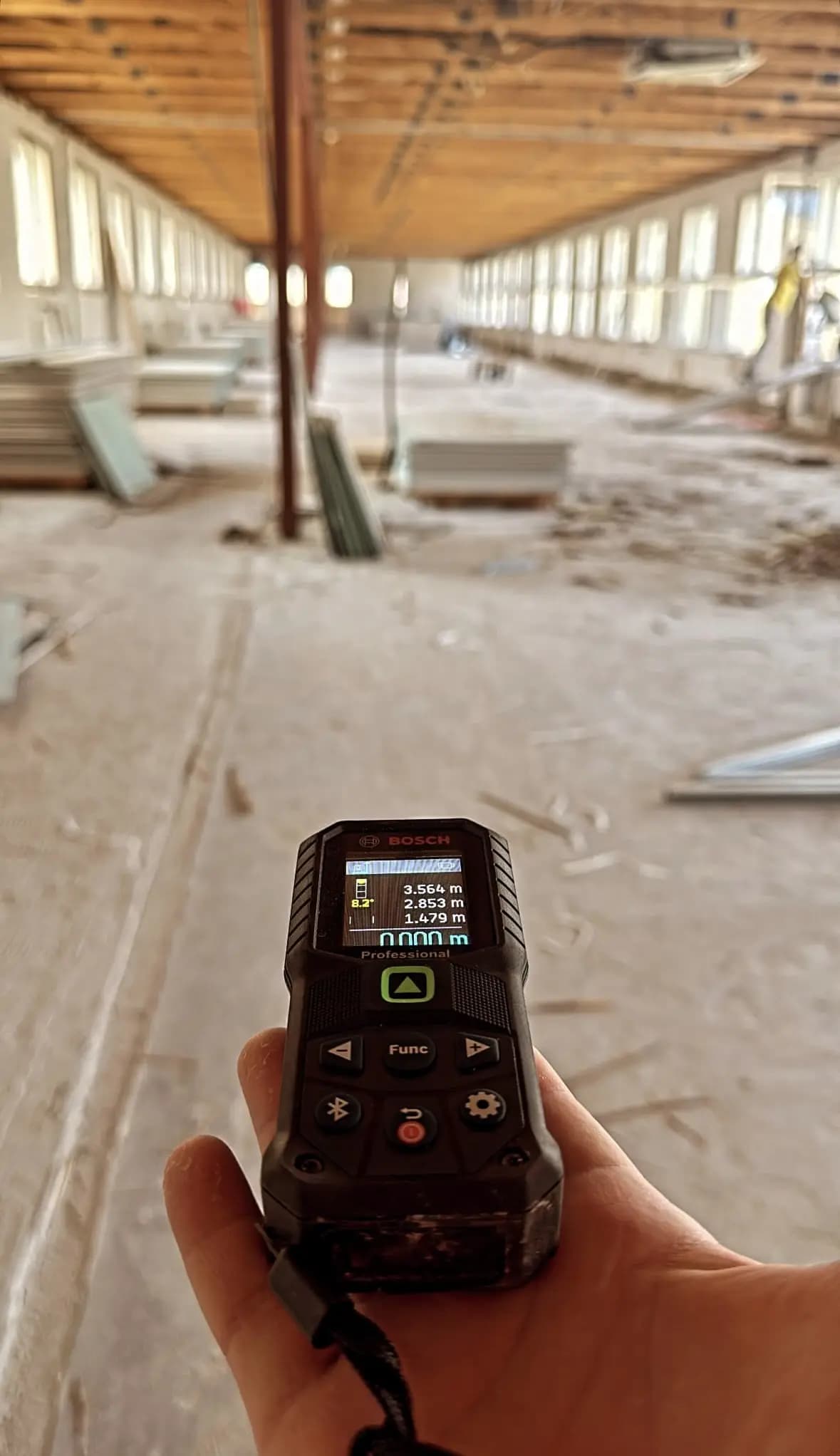 Moderná kancelária v minimalistickom štýle s elegantnými pracovnými stolmi a prírodnými materiálmi.