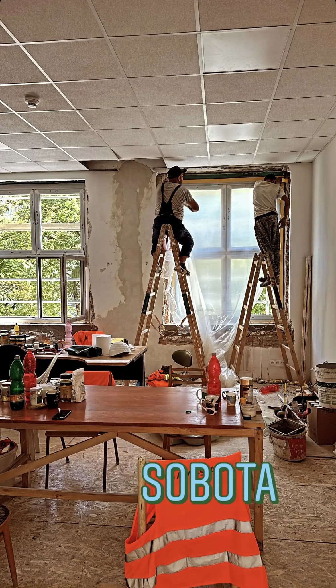 Moderná kancelária v minimalistickom štýle s elegantnými pracovnými stolmi a prírodnými materiálmi.