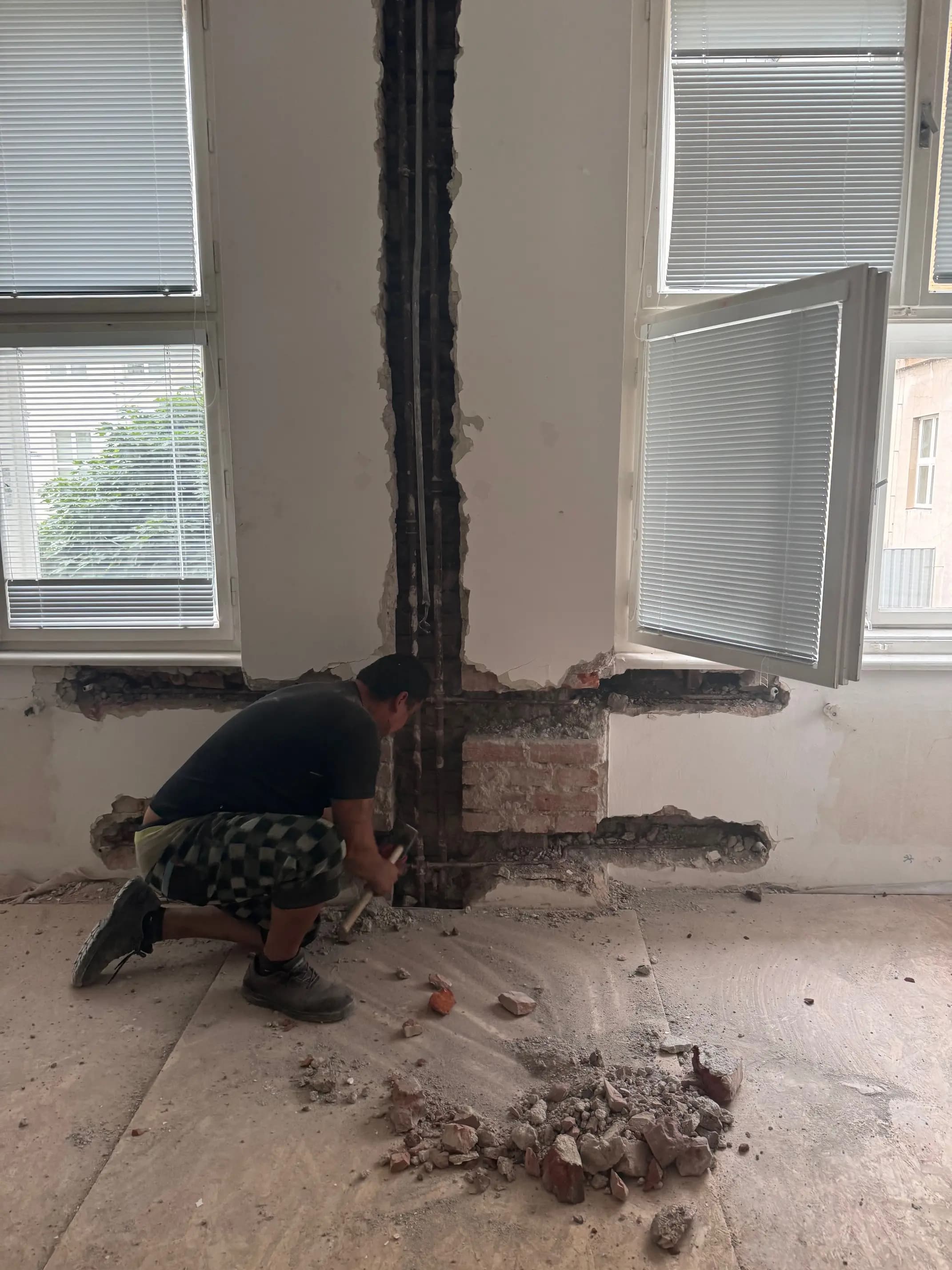 Moderná kancelária v minimalistickom štýle s elegantnými pracovnými stolmi a prírodnými materiálmi.