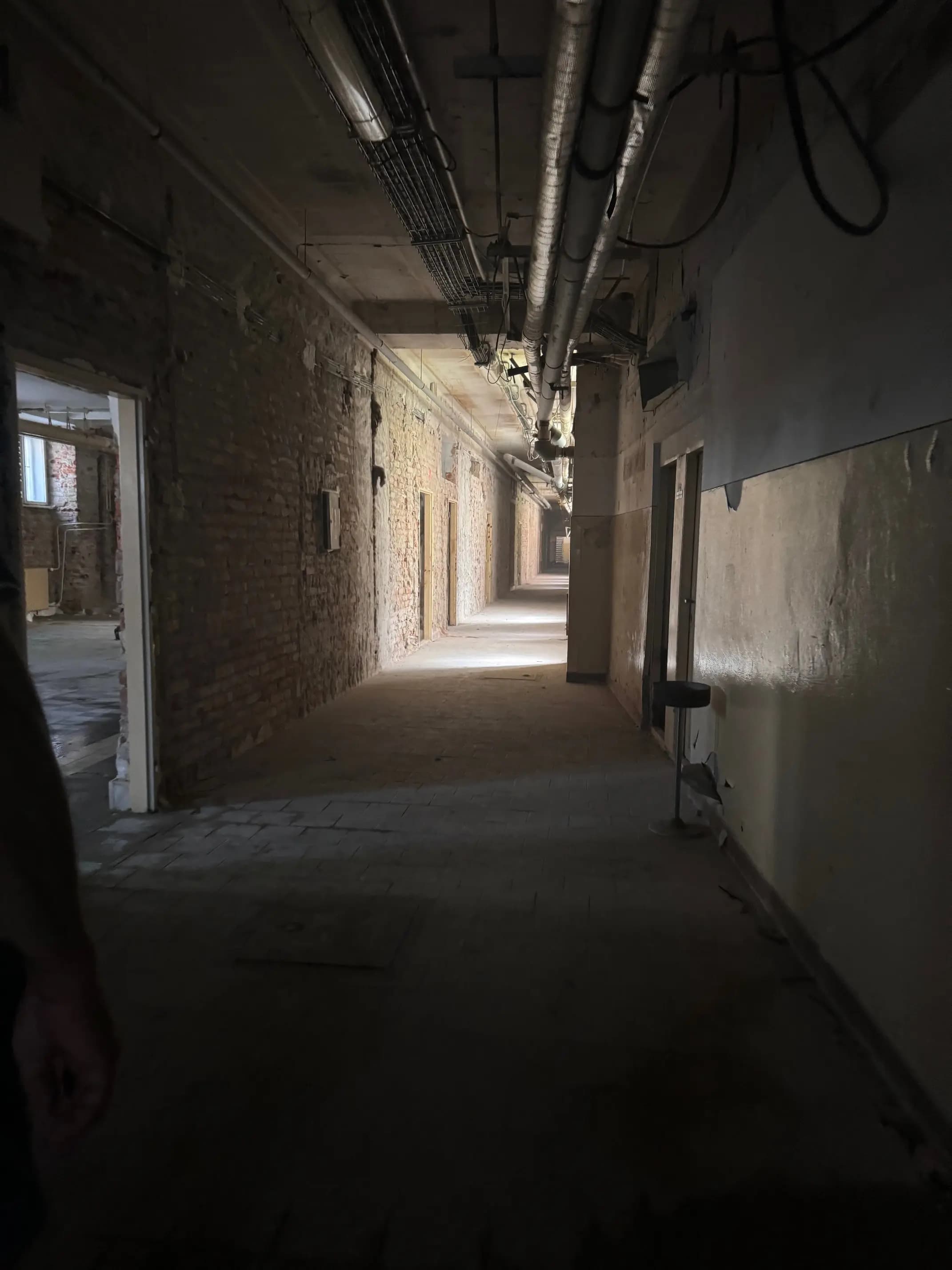 Moderná kancelária v minimalistickom štýle s elegantnými pracovnými stolmi a prírodnými materiálmi.