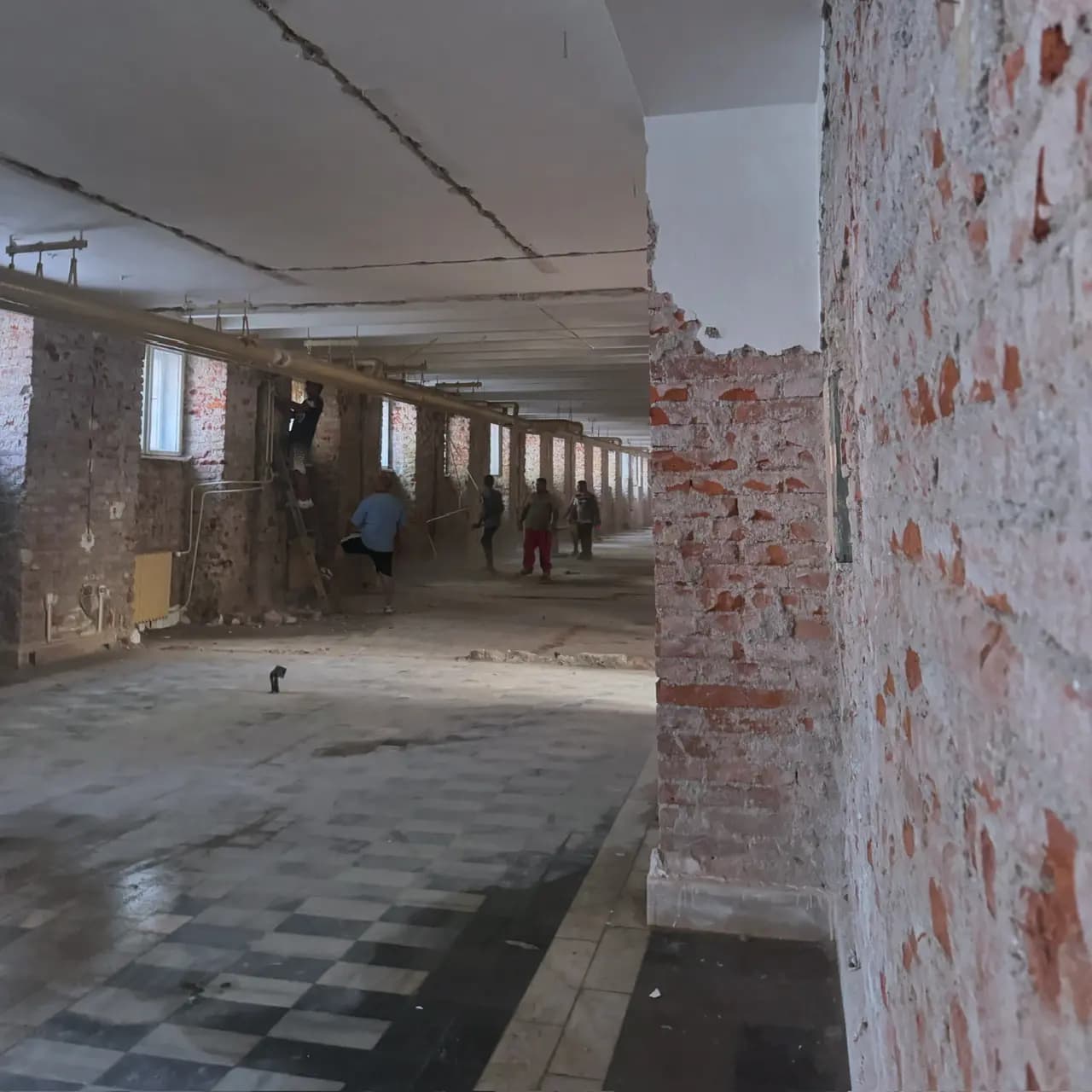 Moderná kancelária v minimalistickom štýle s elegantnými pracovnými stolmi a prírodnými materiálmi.