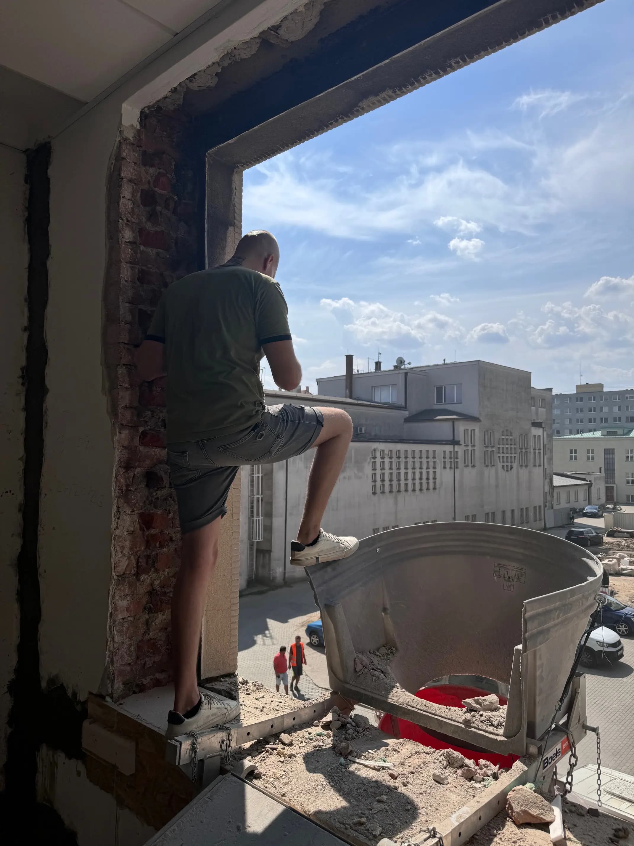 Moderná kancelária v minimalistickom štýle s elegantnými pracovnými stolmi a prírodnými materiálmi.