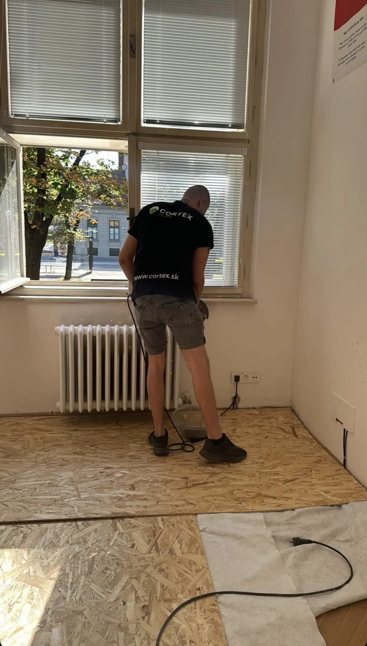 Moderná kancelária v minimalistickom štýle s elegantnými pracovnými stolmi a prírodnými materiálmi.