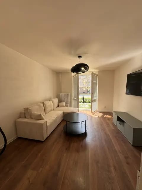 Moderná kancelária v minimalistickom štýle s elegantnými pracovnými stolmi a prírodnými materiálmi.