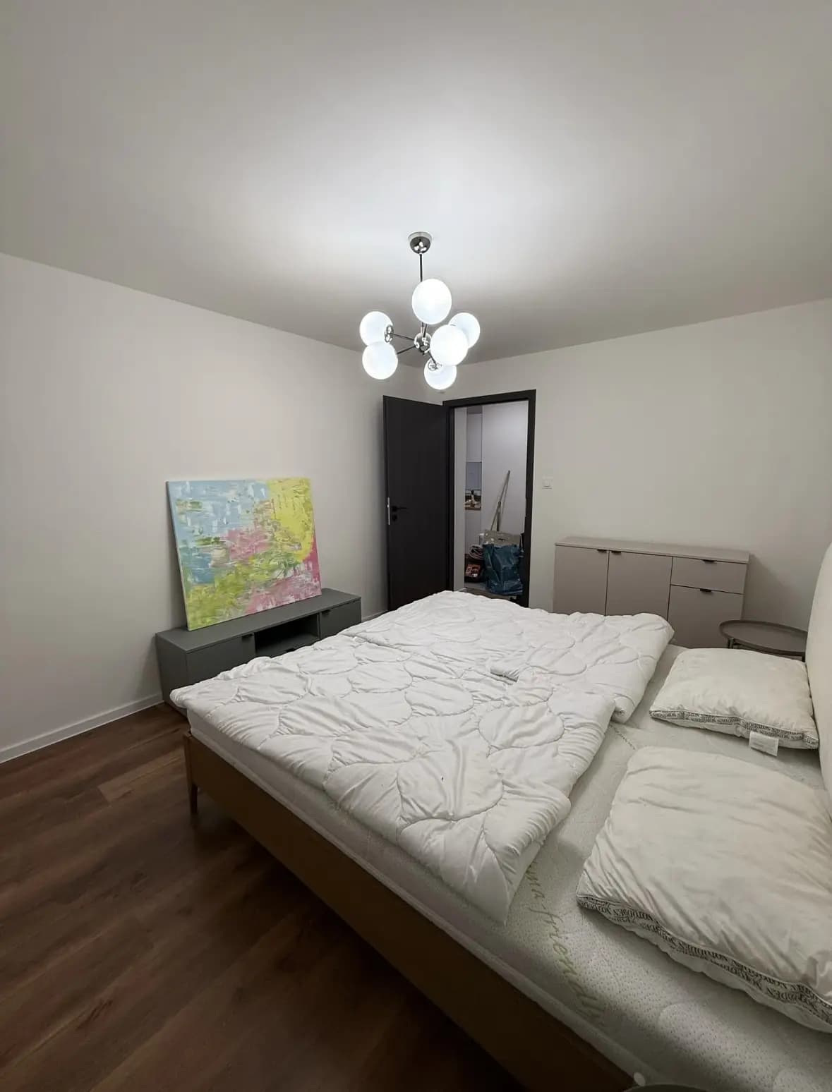 Moderná kancelária v minimalistickom štýle s elegantnými pracovnými stolmi a prírodnými materiálmi.