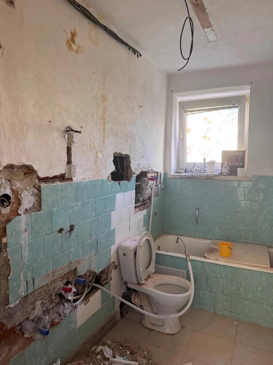 Moderná kancelária v minimalistickom štýle s elegantnými pracovnými stolmi a prírodnými materiálmi.