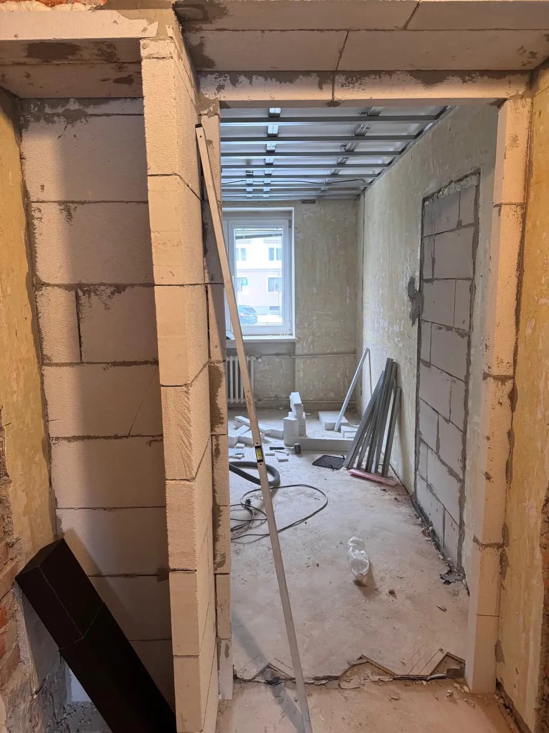 Moderná kancelária v minimalistickom štýle s elegantnými pracovnými stolmi a prírodnými materiálmi.