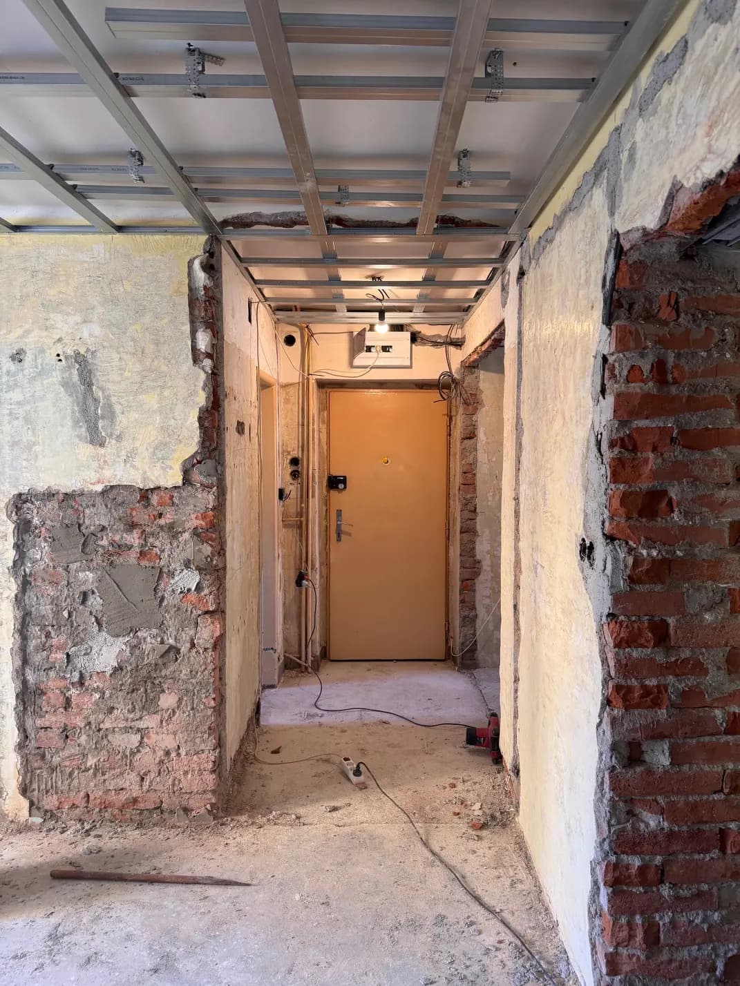 Moderná kancelária v minimalistickom štýle s elegantnými pracovnými stolmi a prírodnými materiálmi.