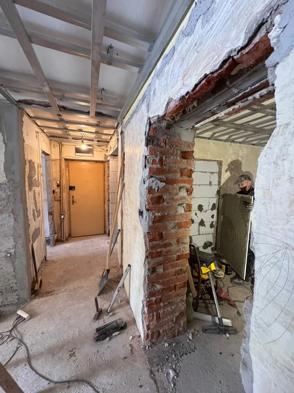 Moderná kancelária v minimalistickom štýle s elegantnými pracovnými stolmi a prírodnými materiálmi.