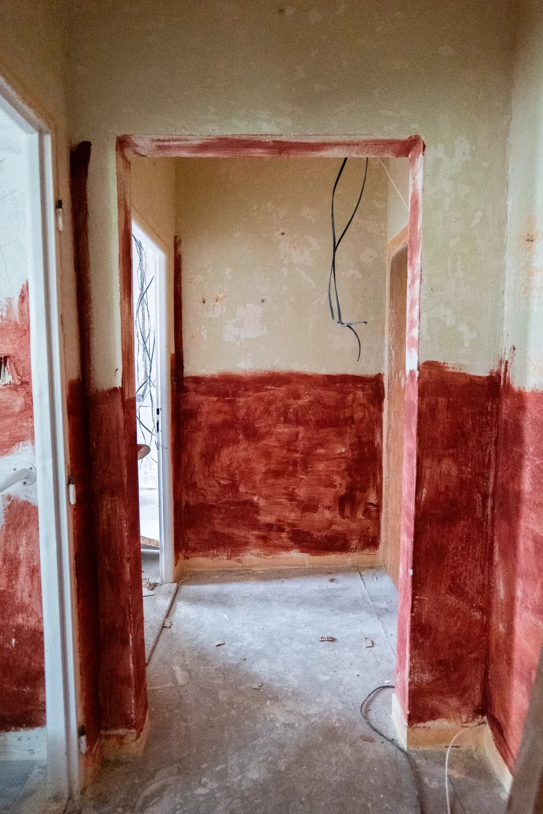 Štýlová tmavá kuchyňa s moderným osvetlením, zlatými akcentmi a elegantným jedálenským stolom.