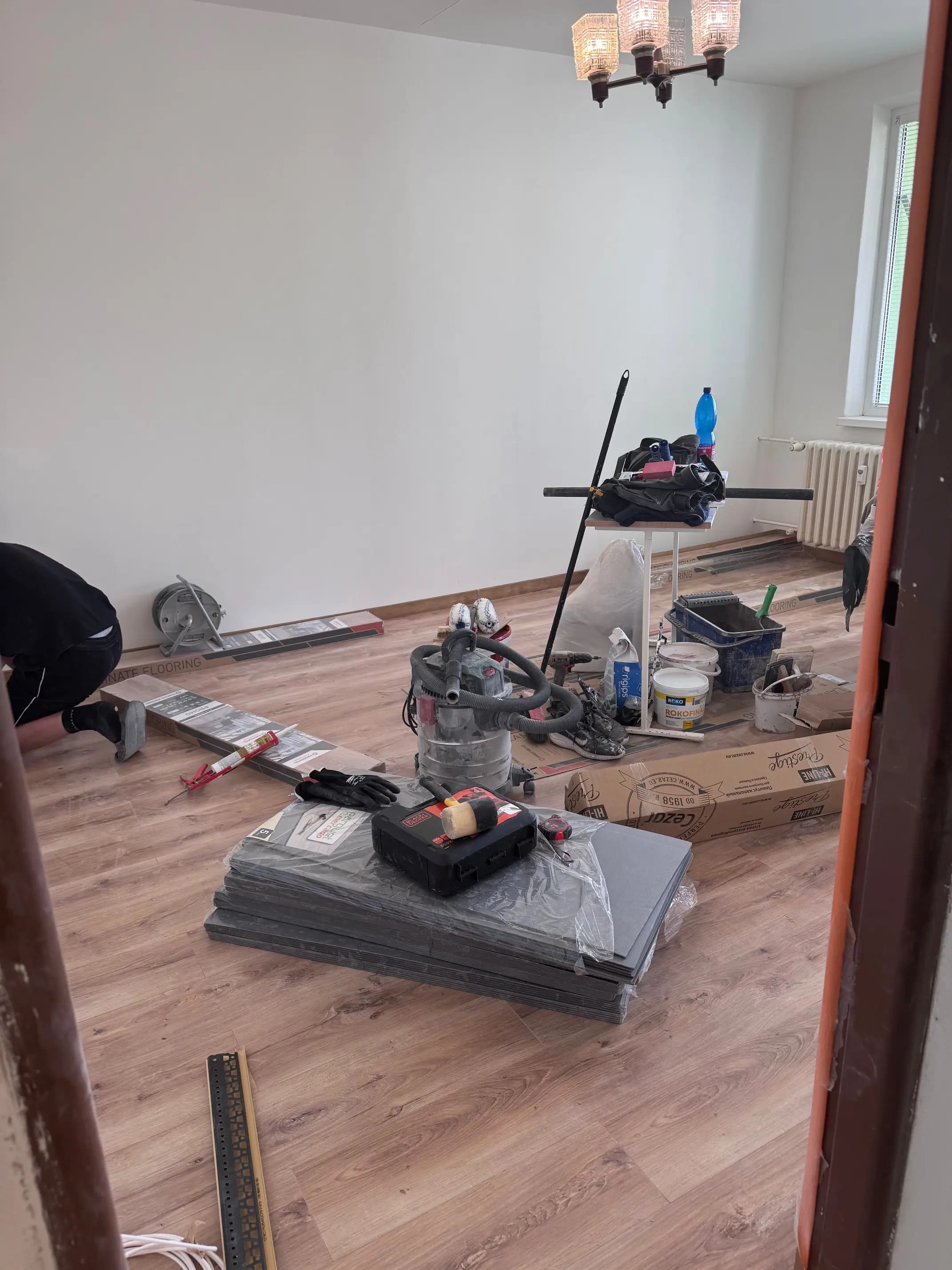 Moderná kancelária v minimalistickom štýle s elegantnými pracovnými stolmi a prírodnými materiálmi.