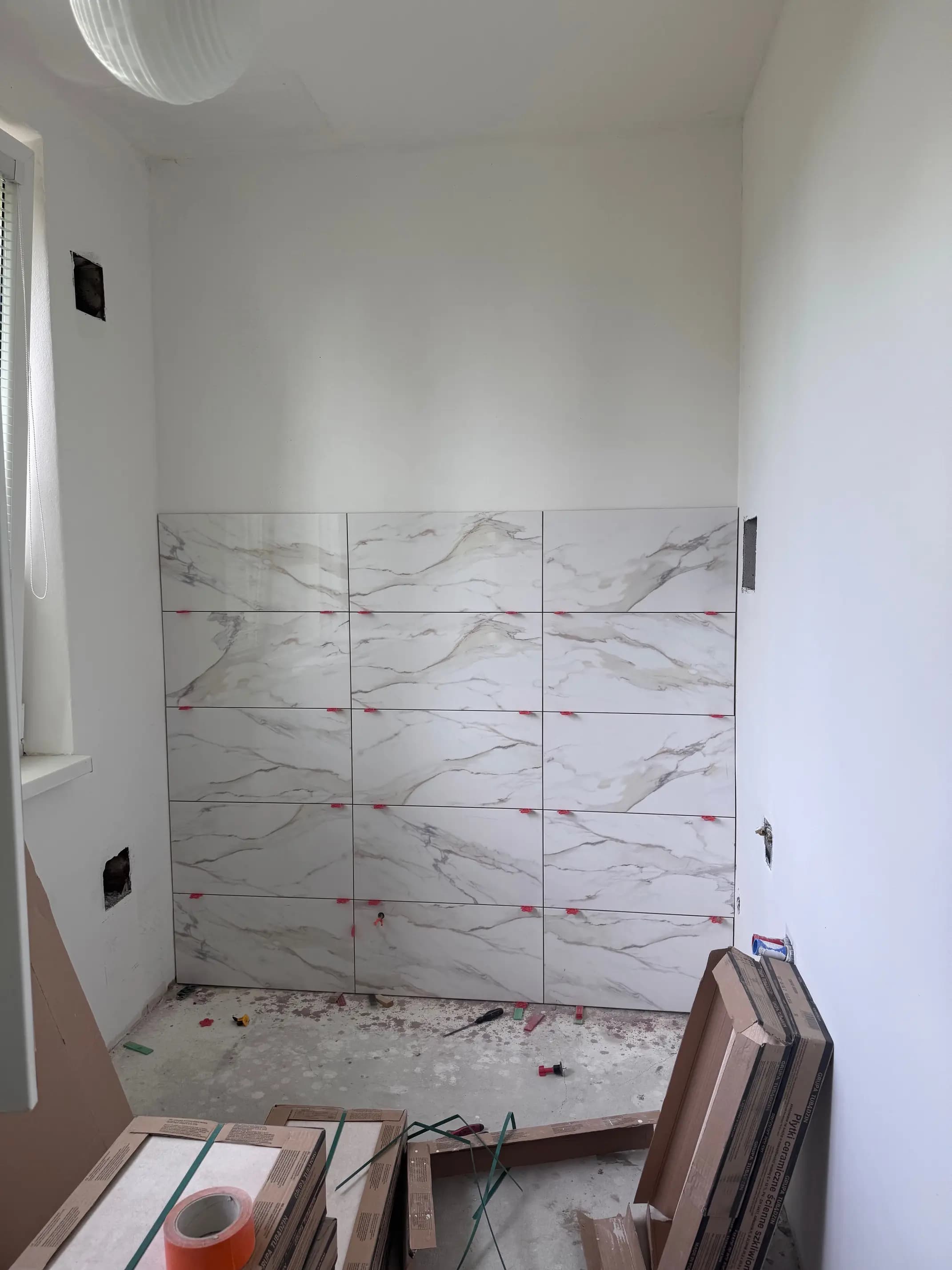 Moderná kancelária v minimalistickom štýle s elegantnými pracovnými stolmi a prírodnými materiálmi.