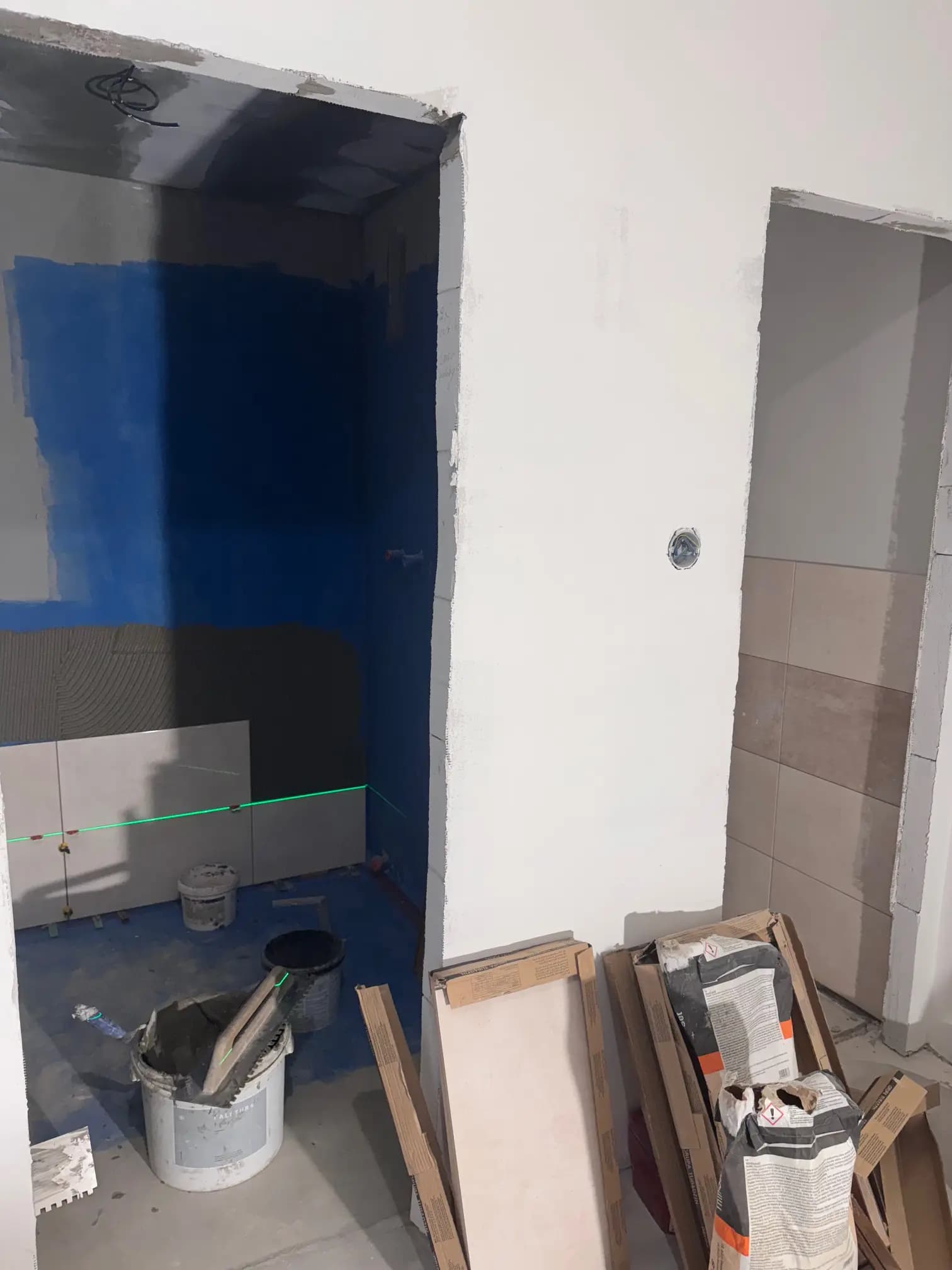 Moderná kancelária v minimalistickom štýle s elegantnými pracovnými stolmi a prírodnými materiálmi.