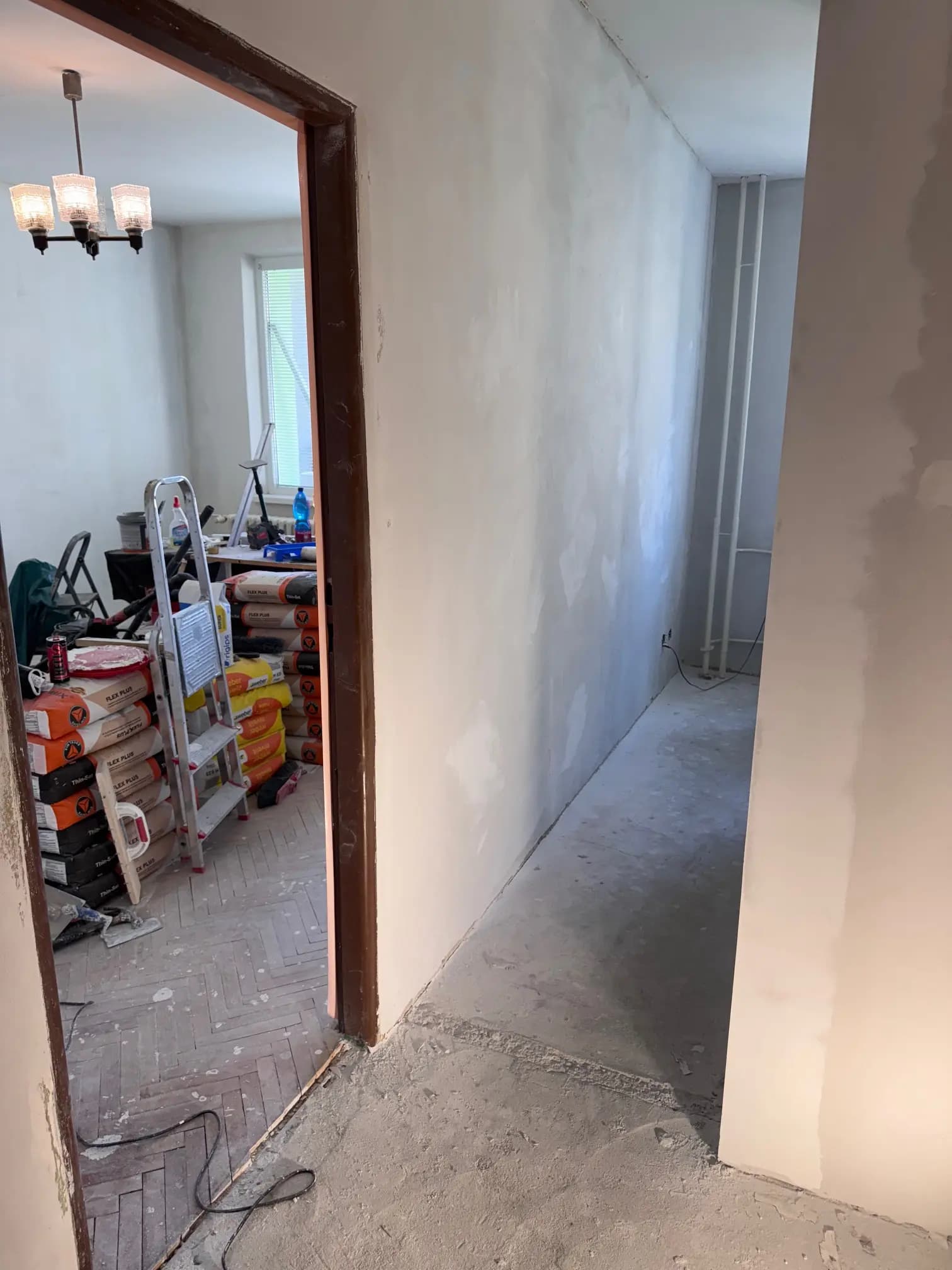 Moderná kancelária v minimalistickom štýle s elegantnými pracovnými stolmi a prírodnými materiálmi.